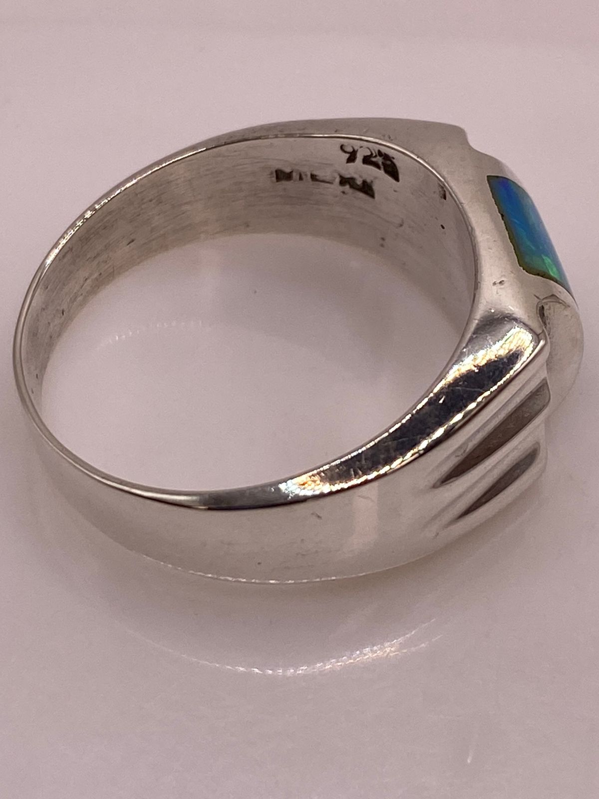 Anillo Plata Ley 925 con Ópalo de Fuego Diseño Contemporáneo con Incrustación Central