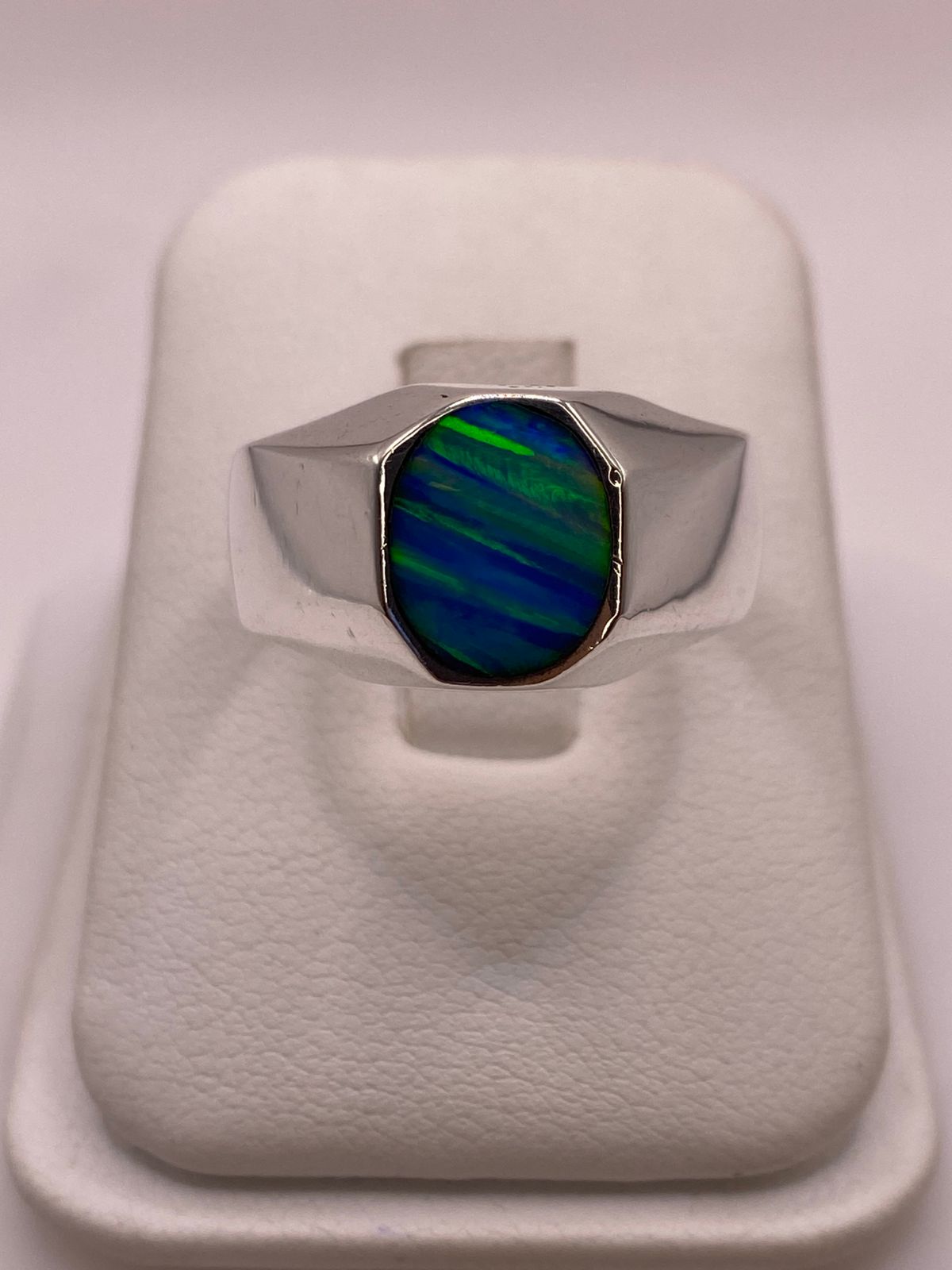 Anillo en Plata Ley 925 con Ópalo de Fuego Diseño Ovalado Moderno