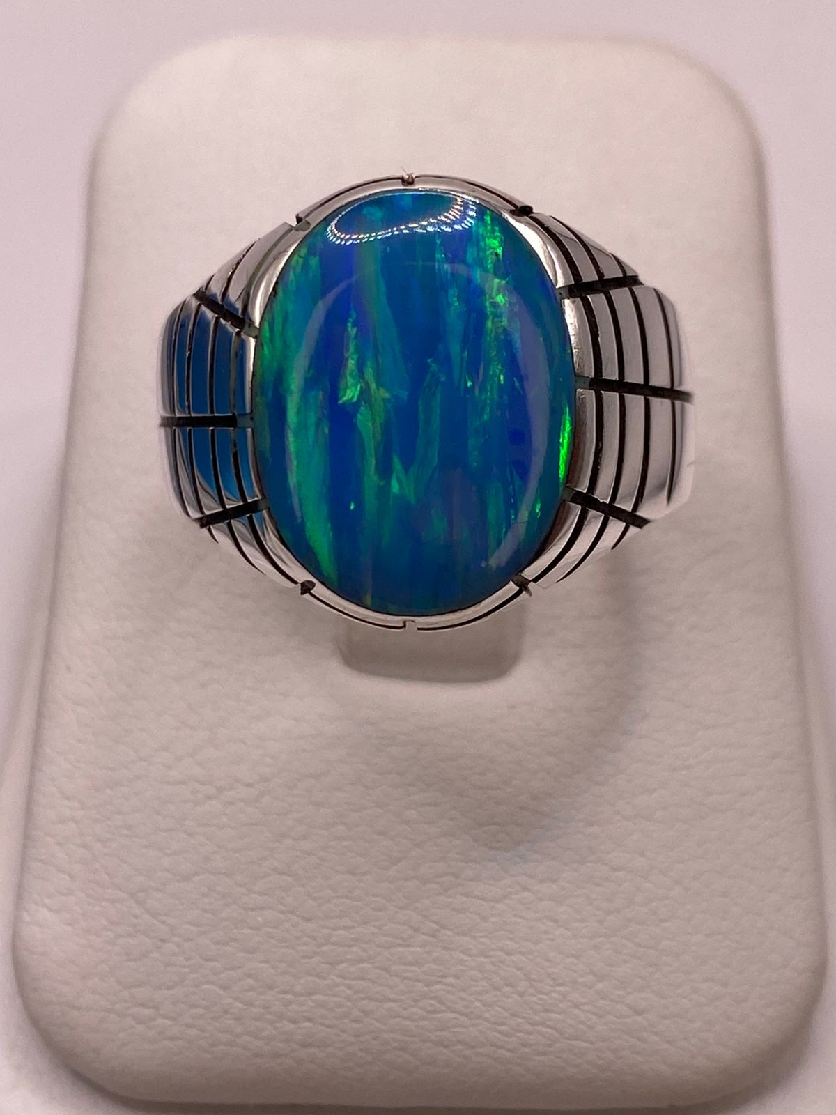 Anillo en Plata Ley 925 con Ópalo de Fuego Diseño Ovalado Segmentado