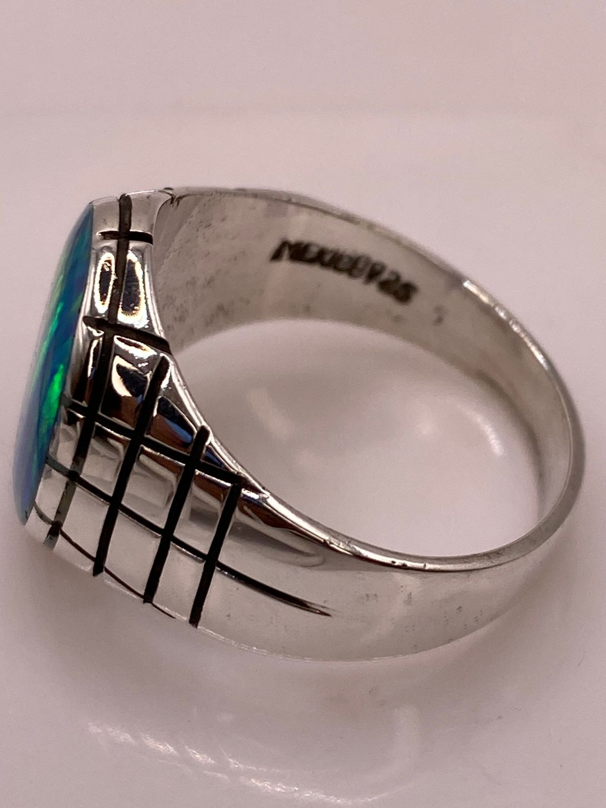 Anillo en Plata Ley 925 con Ópalo de Fuego Diseño Ovalado Segmentado