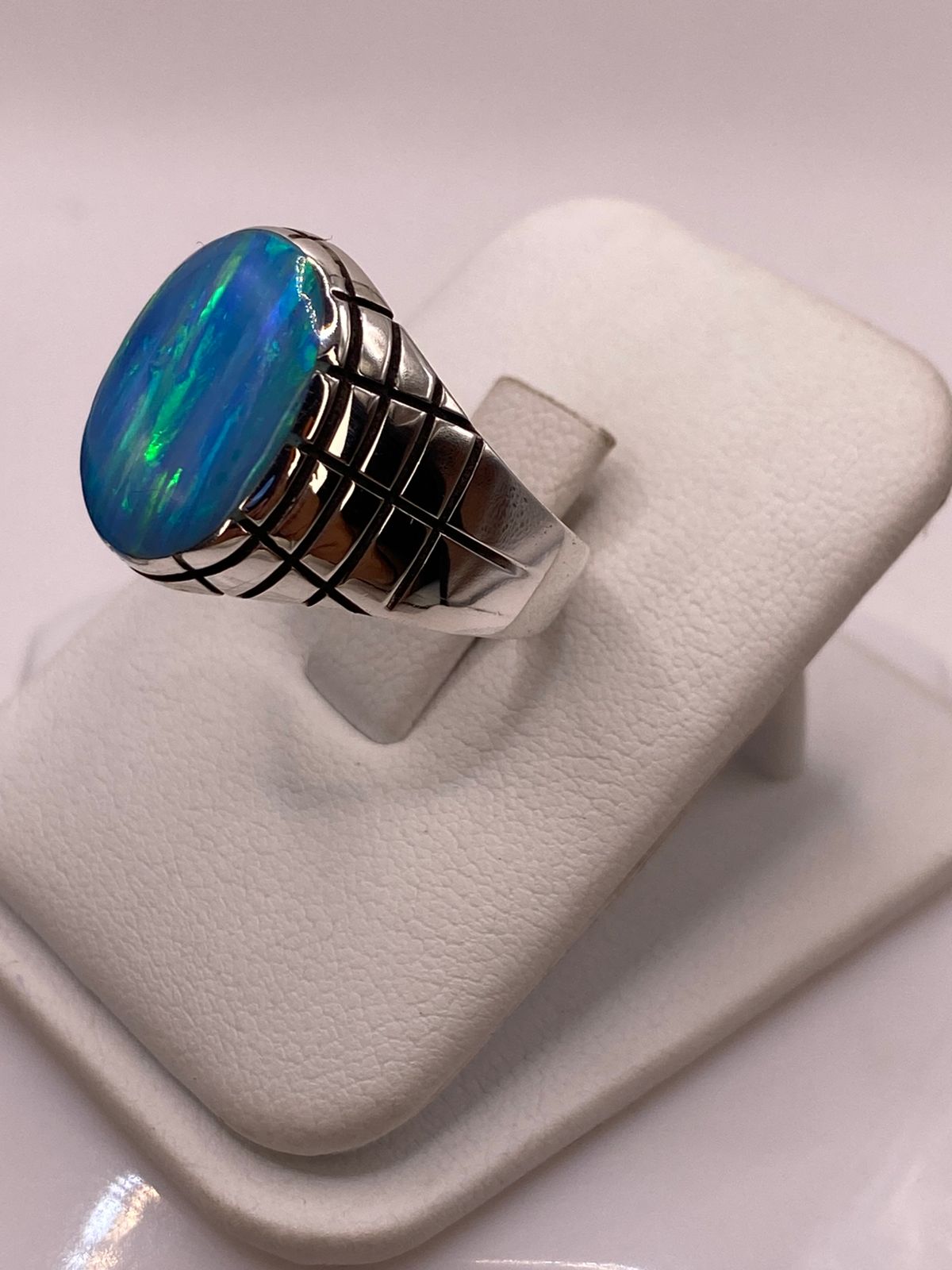 Anillo en Plata Ley 925 con Ópalo de Fuego Diseño Ovalado Segmentado
