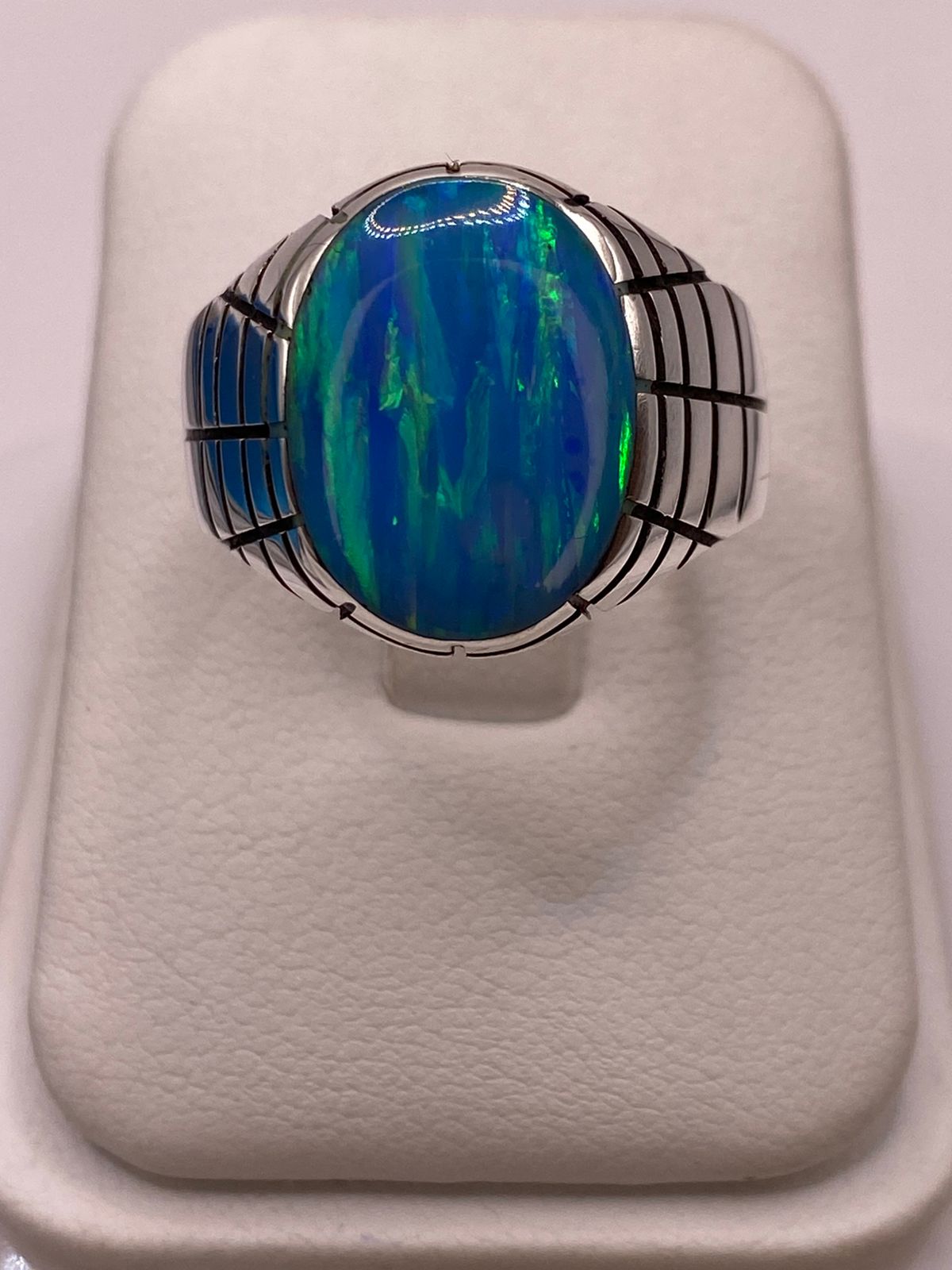 Anillo en Plata Ley 925 con Ópalo de Fuego Diseño Ovalado Segmentado