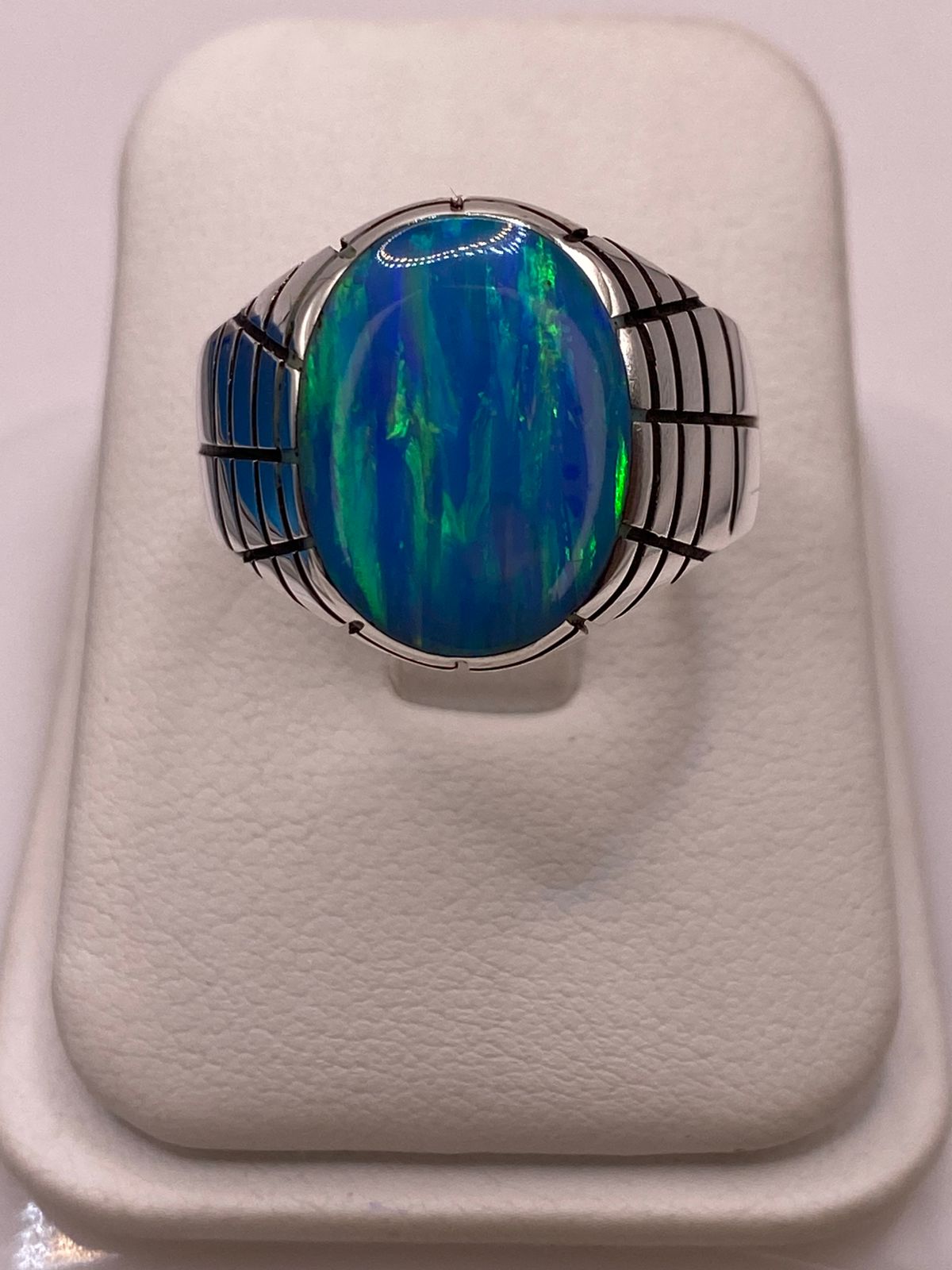 Anillo en Plata Ley 925 con Ópalo de Fuego Diseño Ovalado Segmentado