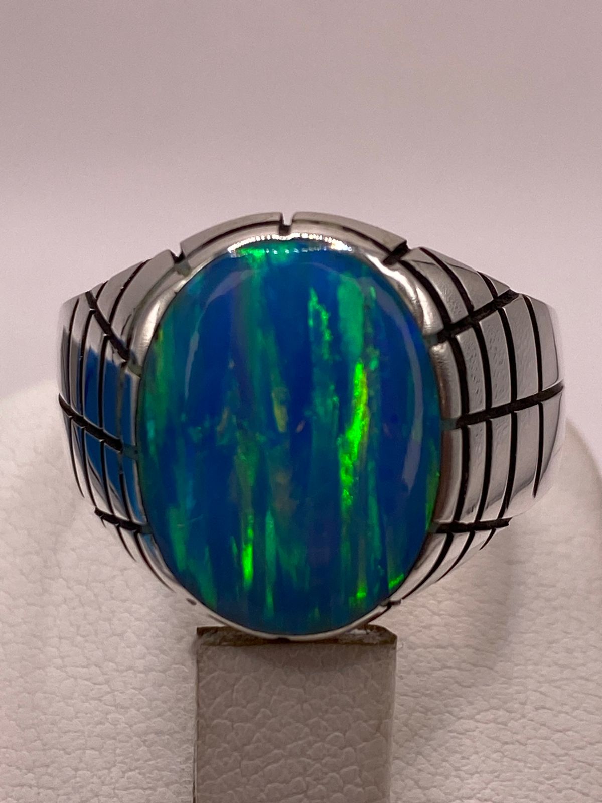 Anillo en Plata Ley 925 con Ópalo de Fuego Diseño Ovalado Segmentado