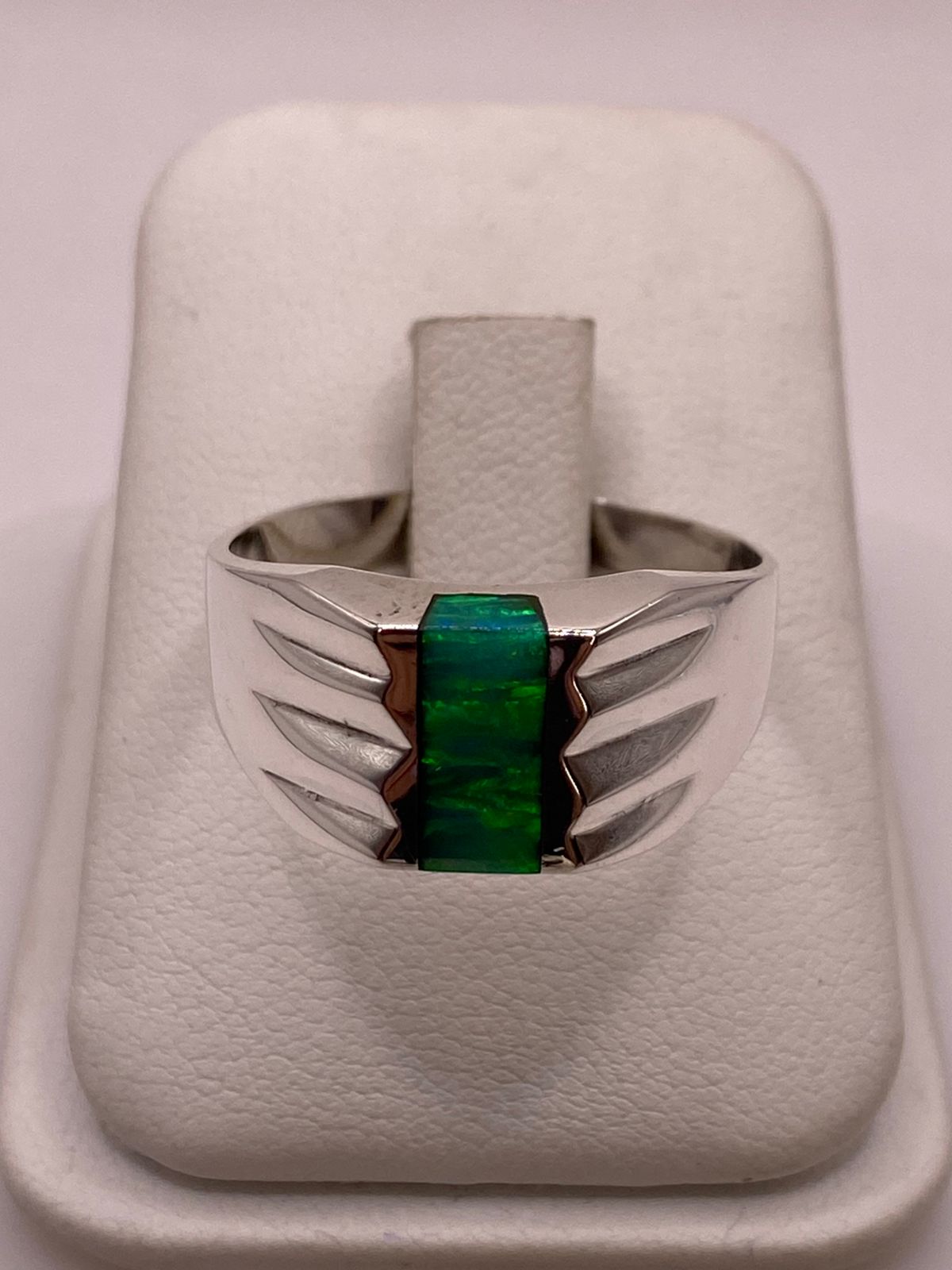 Anillo Plata Ley 925 con Ópalo Fuego Verde Diseño Contemporáneo con Incrustación Vertical
