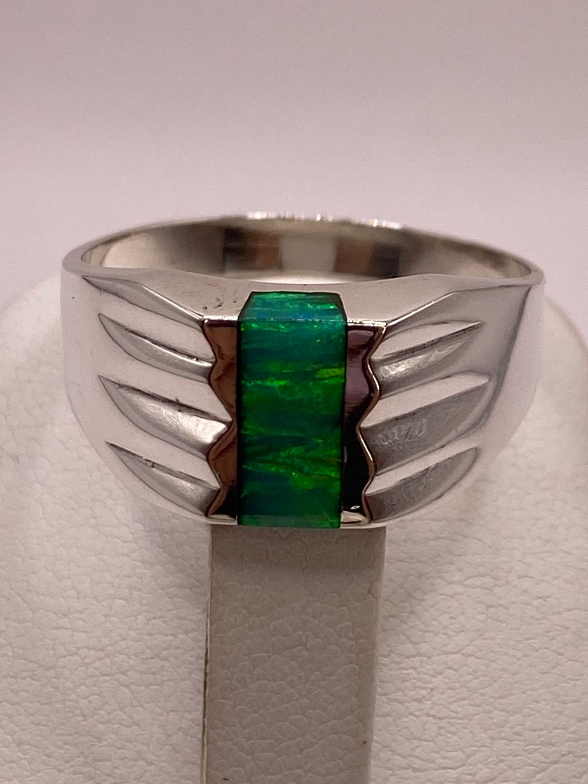 Anillo Plata Ley 925 con Ópalo Fuego Verde Diseño Contemporáneo con Incrustación Vertical