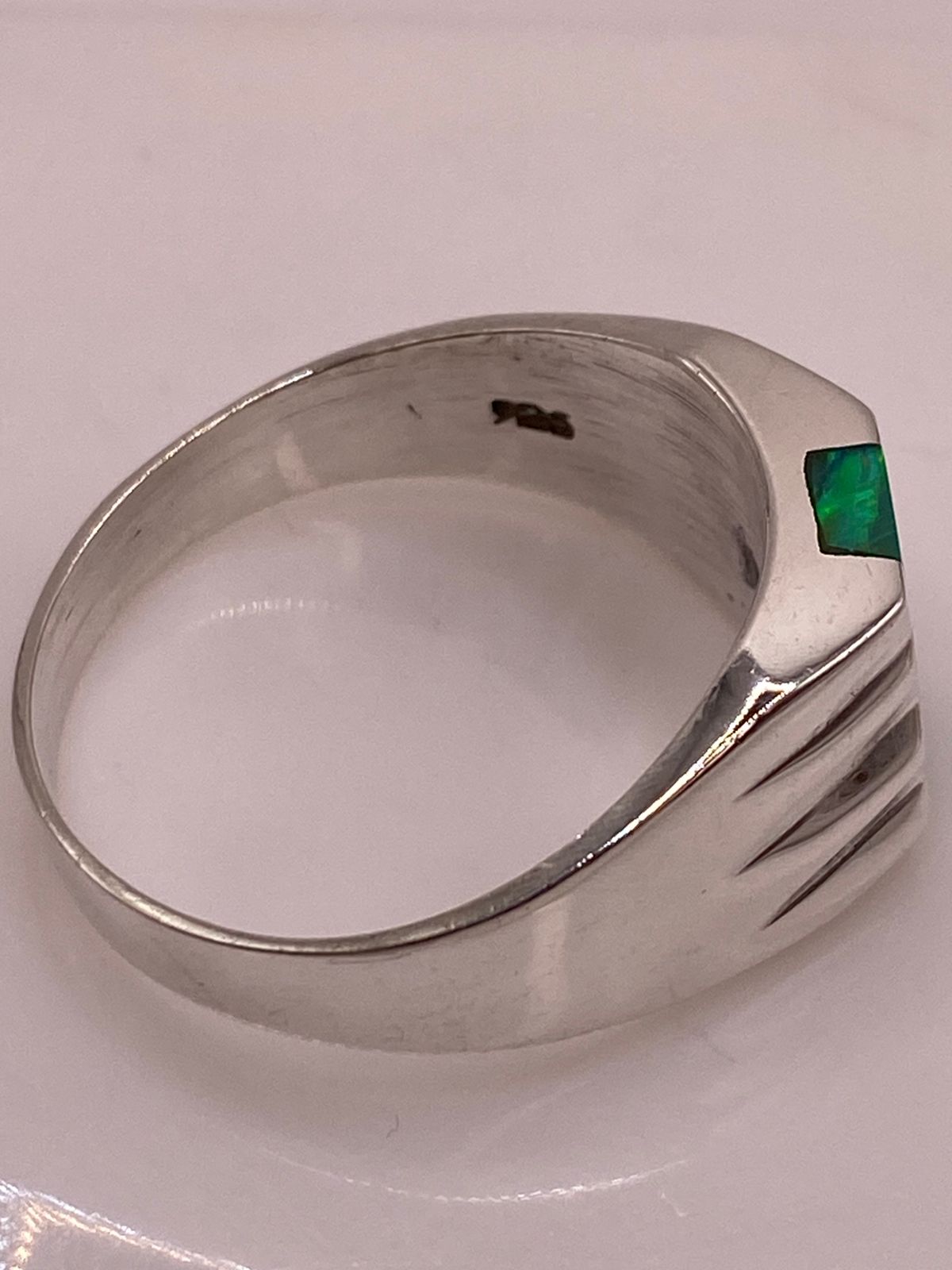 Anillo Plata Ley 925 con Ópalo Fuego Verde Diseño Contemporáneo con Incrustación Vertical