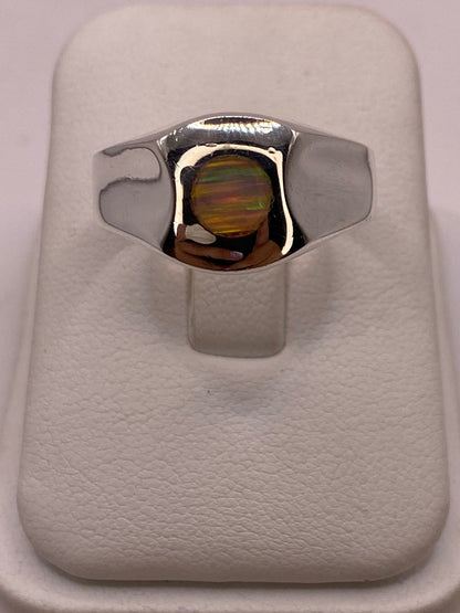 Anillo Plata Ley 925 con Ópalo de Fuego Diseño Minimalista Redondo — ángulo diagonal