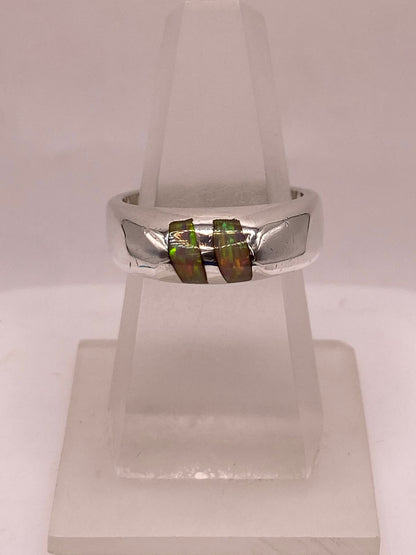 Anillo Plata Ley 925 con Ópalo de Fuego Diseño Moderno de Doble Incrustación — ángulo diagonal