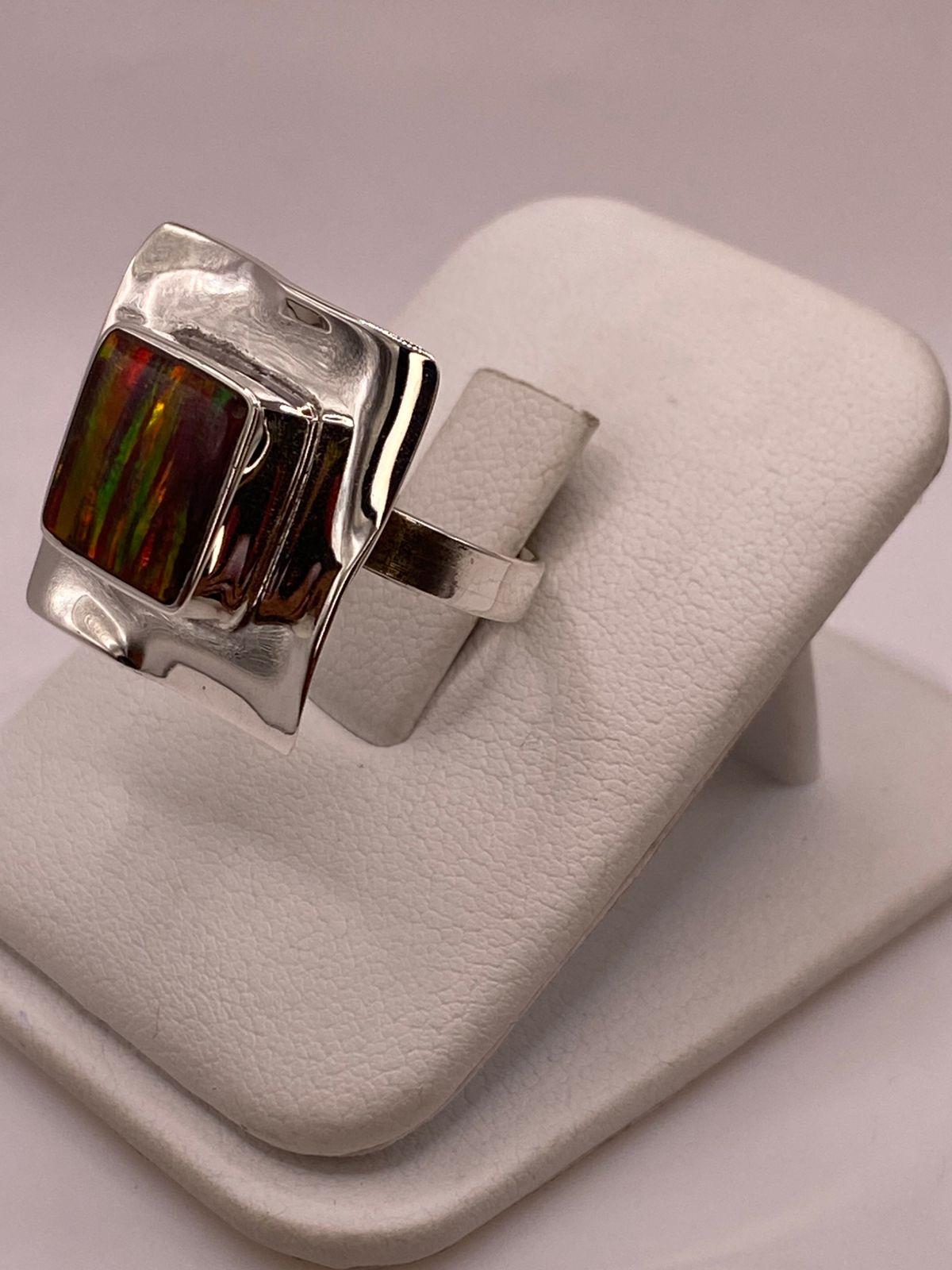 Anillo Plata Ley 925 con Ópalo de Fuego Montura Cuadrada Moderna