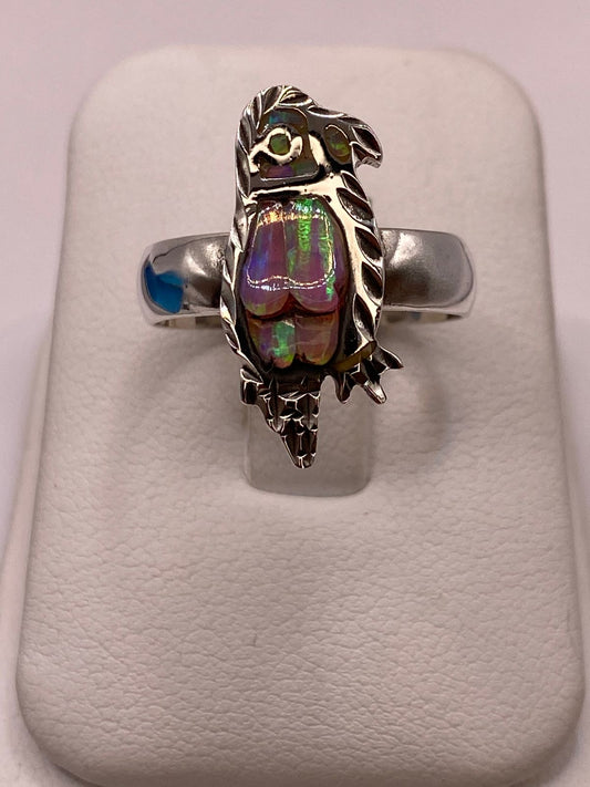 Anillo Plata Ley 925 con Ópalo de Fuego Multicolor Diseño Artesanal de Cotorro — ángulo diagonal
