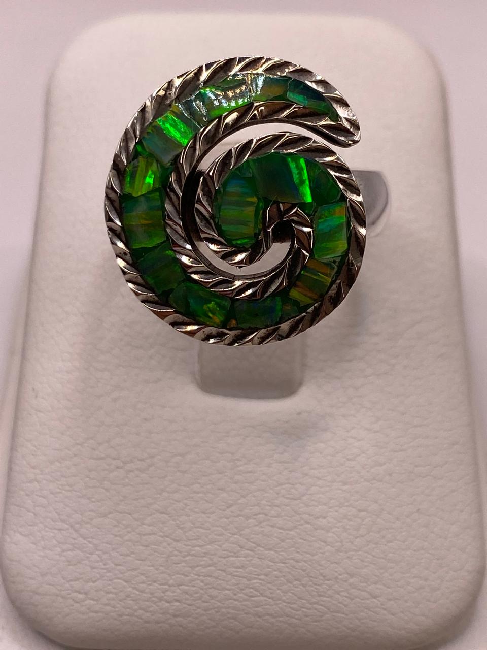Anillo Plata Ley 950 Diseño en Espiral e Incrustación de Ópalo de Fuego Verde