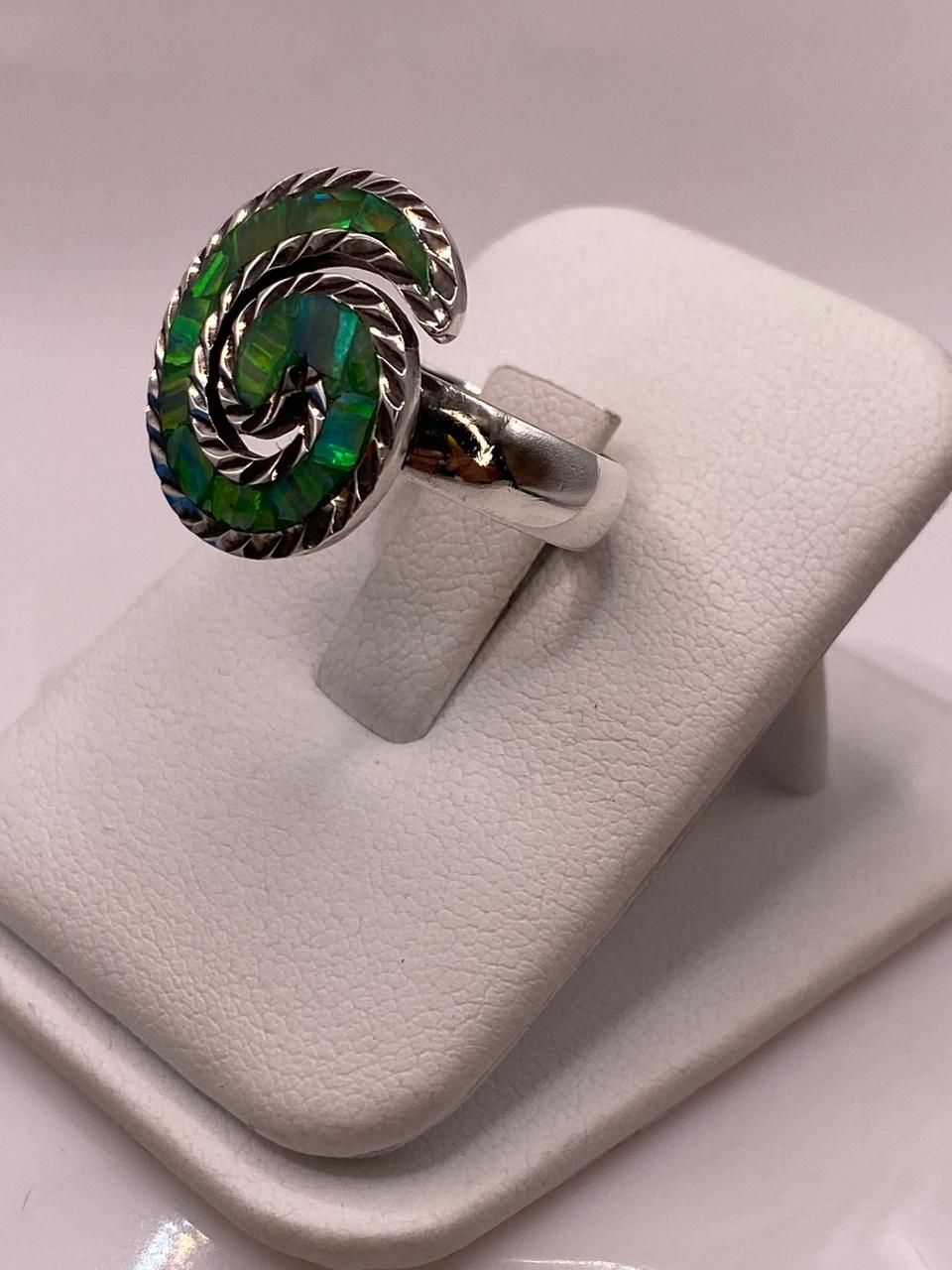 Anillo Plata Ley 950 Diseño en Espiral e Incrustación de Ópalo de Fuego Verde