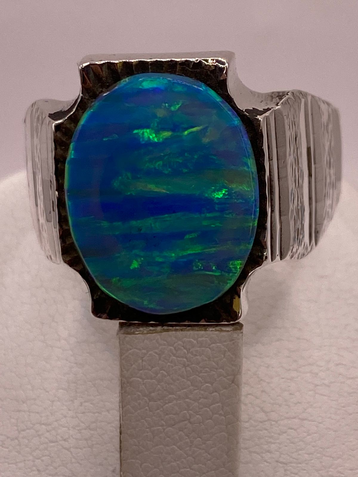 Anillo Plata Ley 950 con Ópalo de Fuego Azul‑verde Montura Ovalada Artesanal