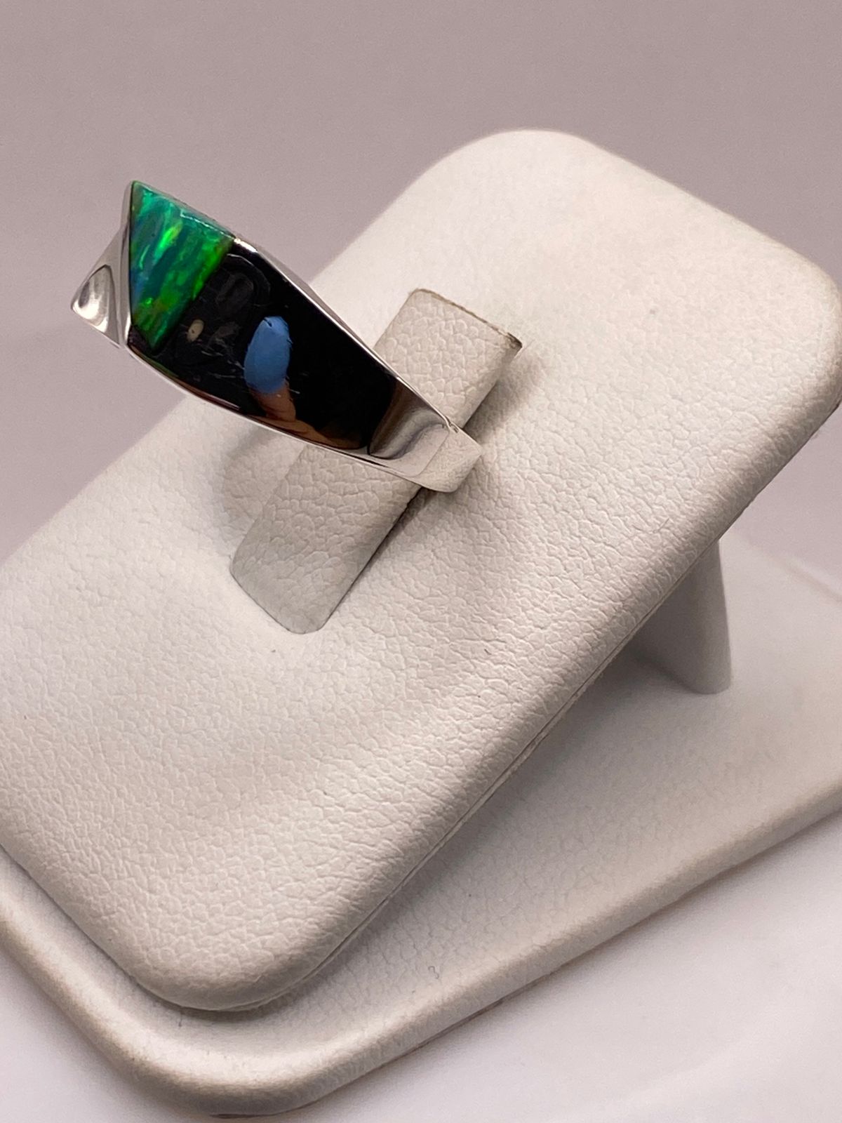 Anillo Plata Ley 950 con Ópalo de Fuego Diseño Moderno con Incrustación Diagonal