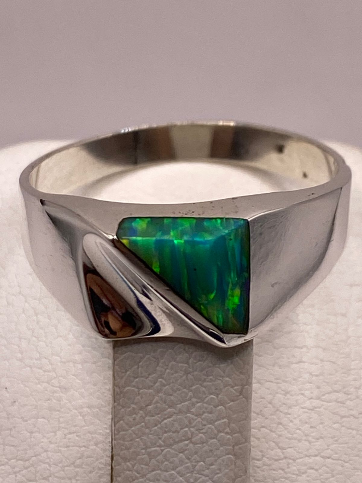 Anillo Plata Ley 950 con Ópalo de Fuego Diseño Moderno con Incrustación Diagonal