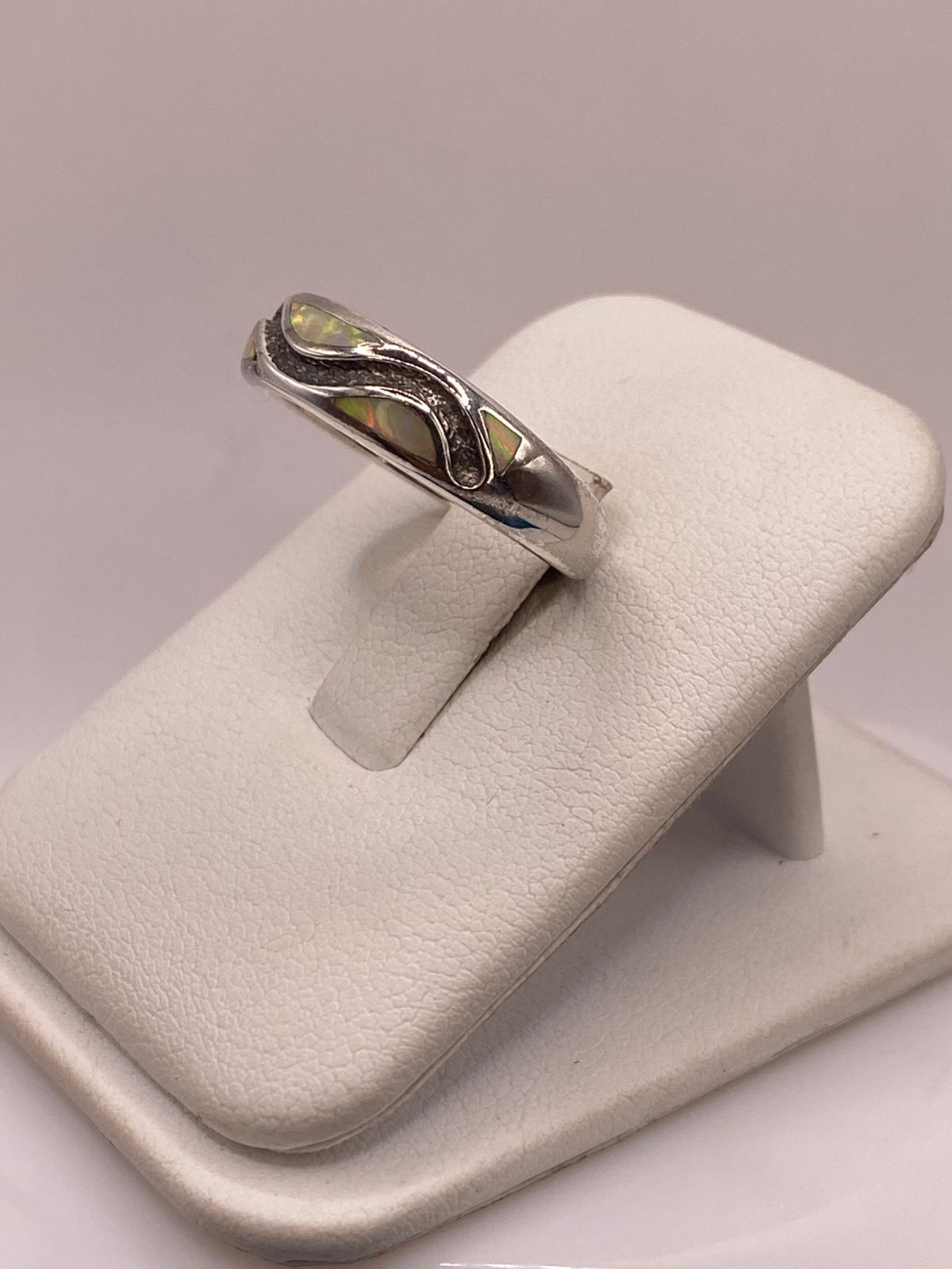Anillo de Plata Ley 950 con Ópalo de Fuego y Diseño Ondulado