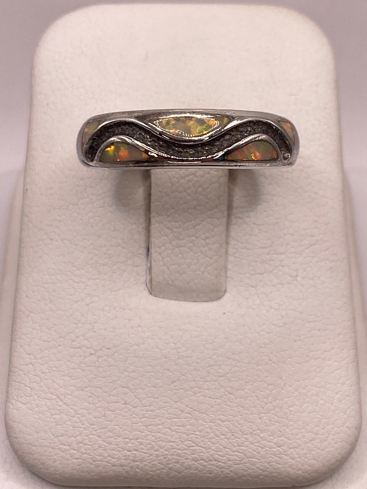 Anillo de Plata Ley 950 con Ópalo de Fuego y Diseño Ondulado