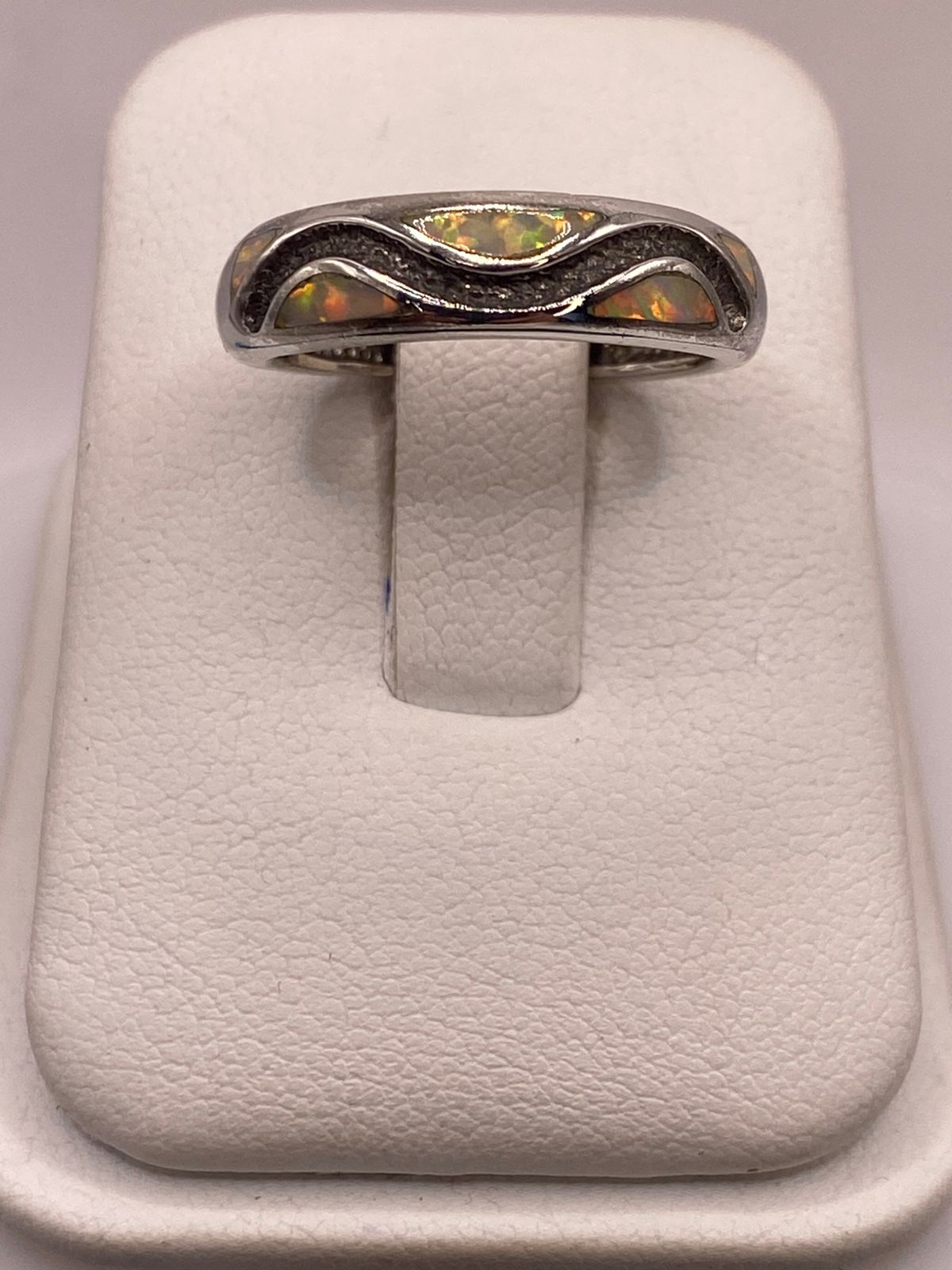 Anillo de Plata Ley 950 con Ópalo de Fuego y Diseño Ondulado