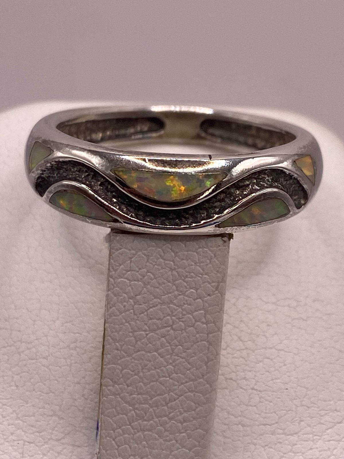 Anillo de Plata Ley 950 con Ópalo de Fuego y Diseño Ondulado