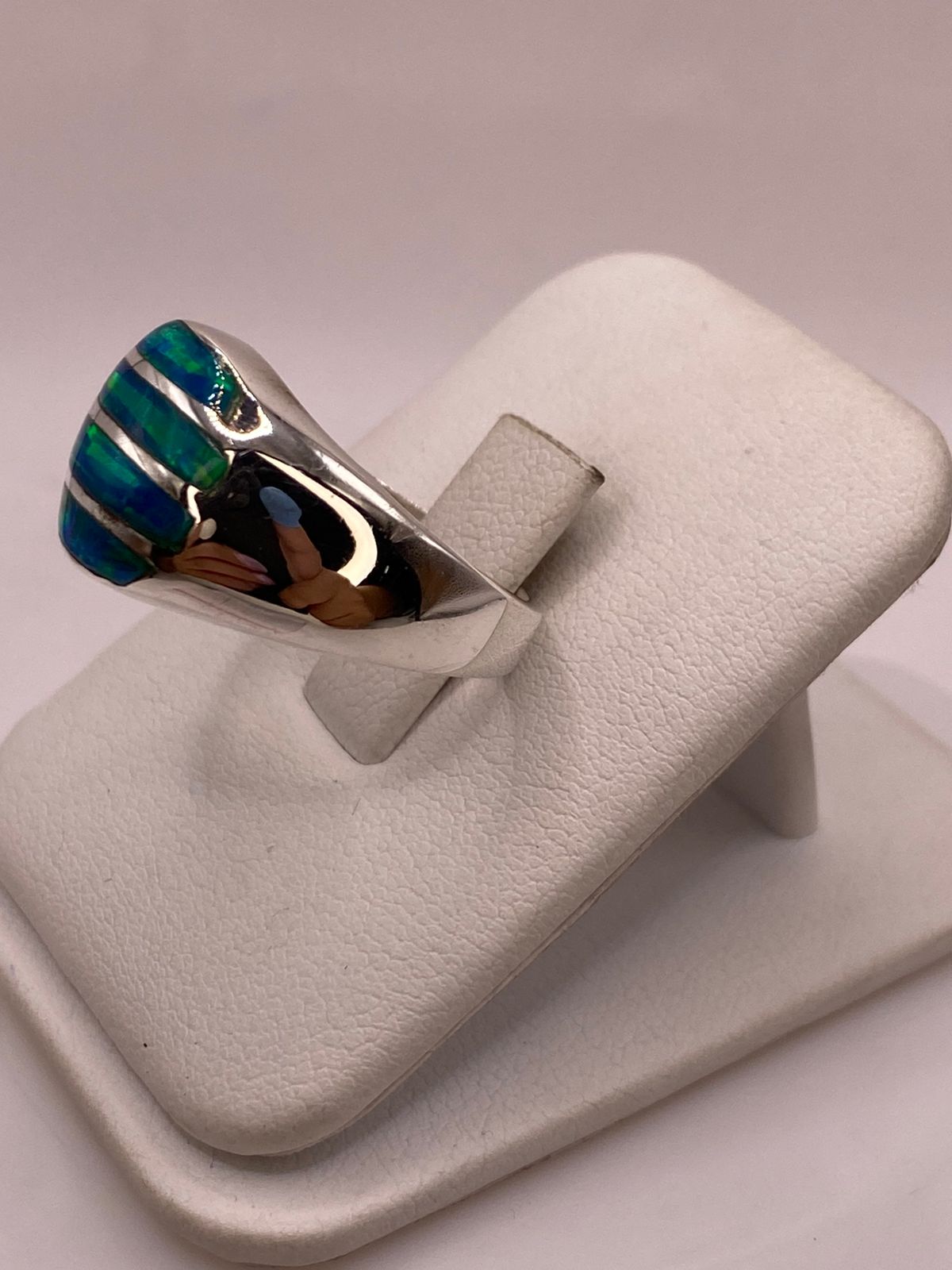 Anillo en Plata Ley 950 con Ópalo de Fuego Diseño Ovalado Segmentado