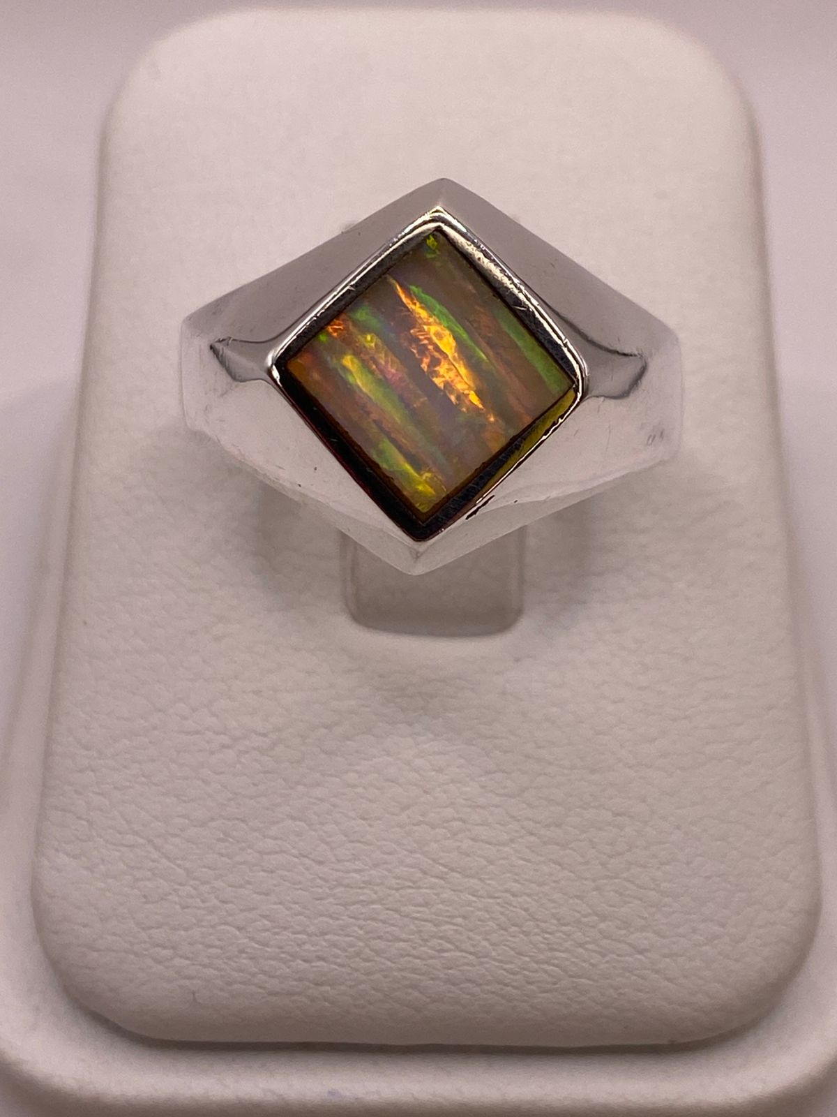 Anillo de Plata Ley 950 con Ópalo de Fuego en Montura Romboidal