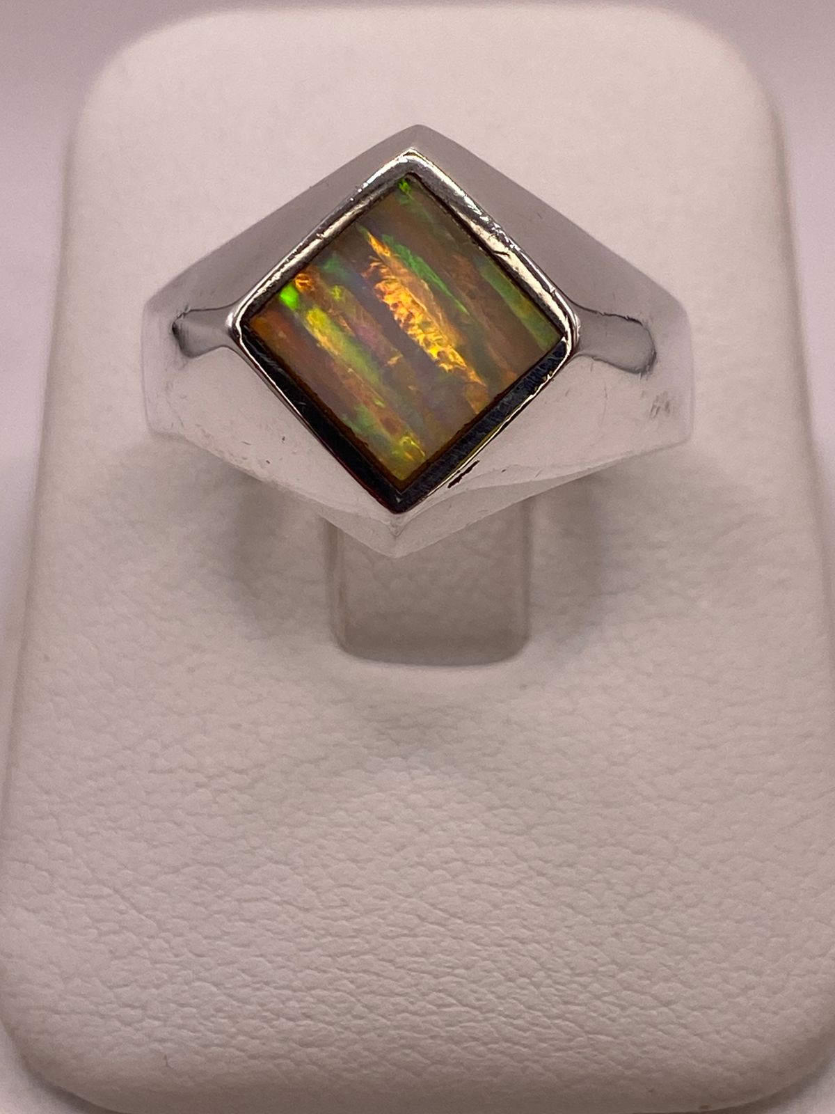 Anillo de Plata Ley 950 con Ópalo de Fuego en Montura Romboidal