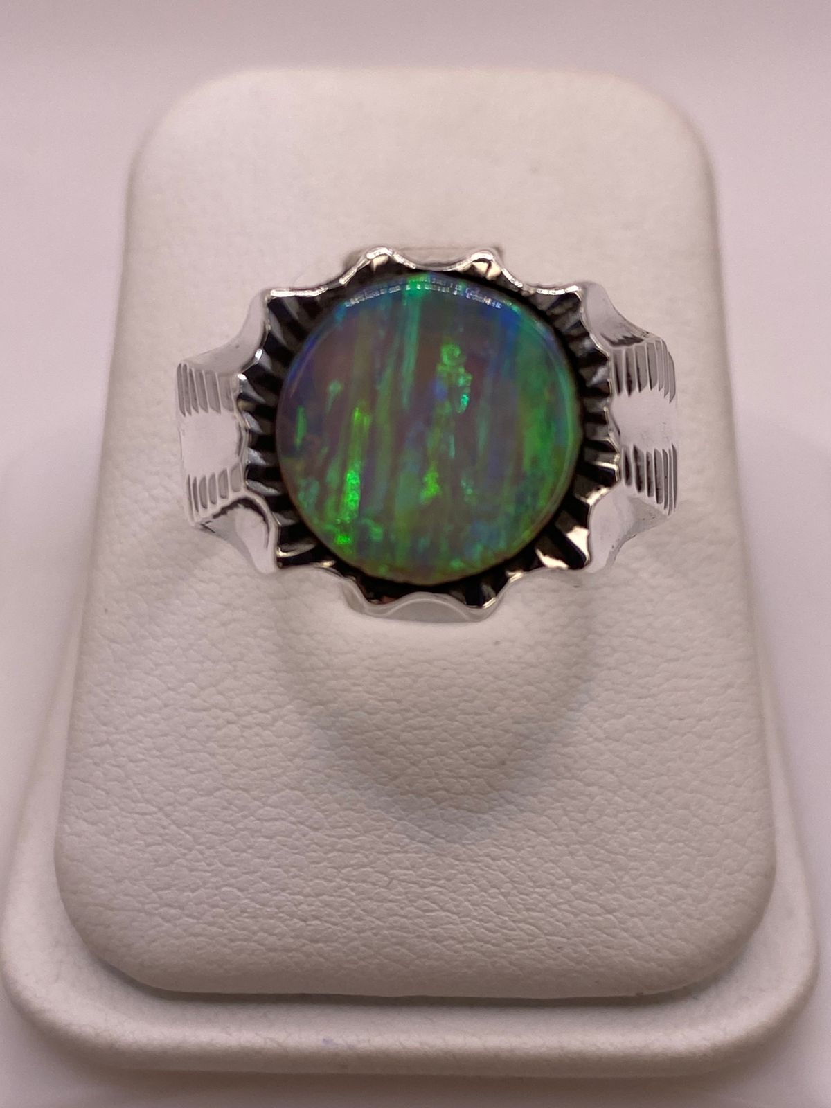 Anillo en Plata Ley 950 con Ópalo de Fuego Verde Diseño Circular Artesanal