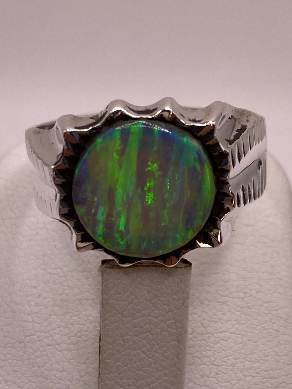 Anillo en Plata Ley 950 con Ópalo de Fuego Verde Diseño Circular Artesanal