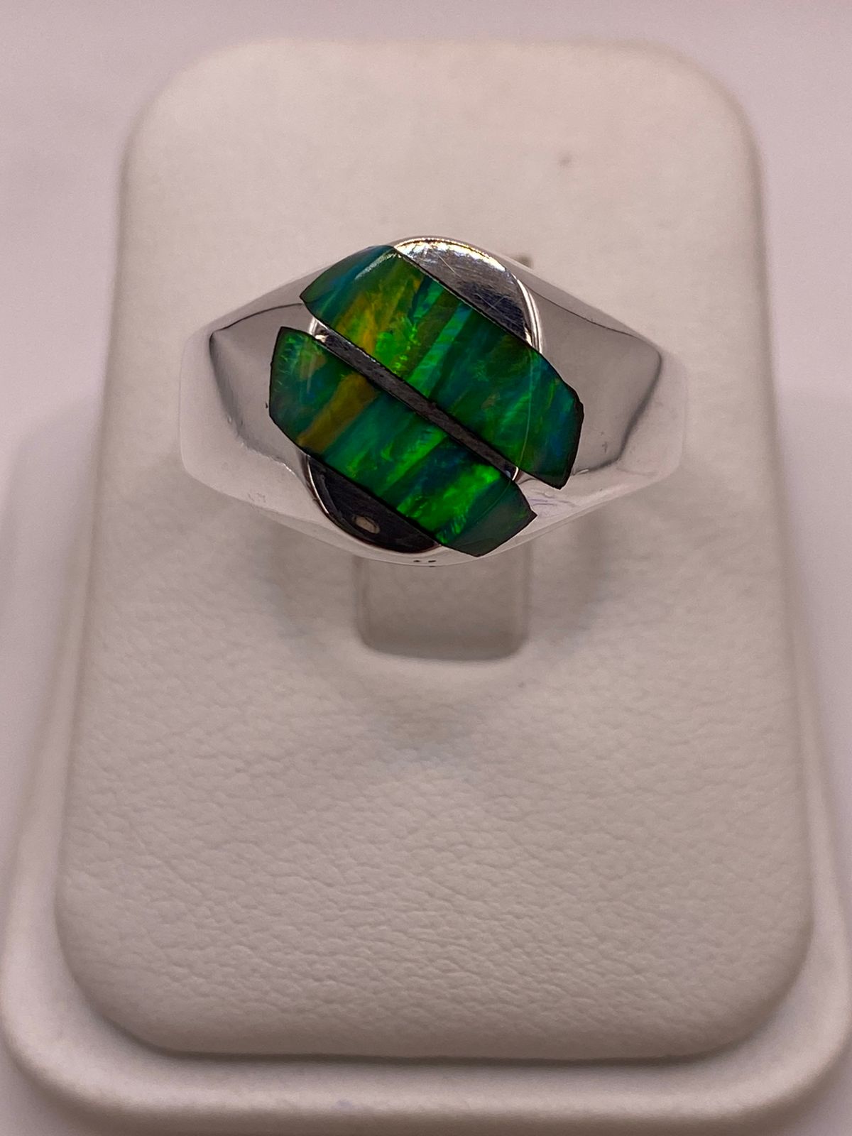Anillo Plata Ley 950 con Ópalo de Fuego Verde Diseño Ovalado Dividido
