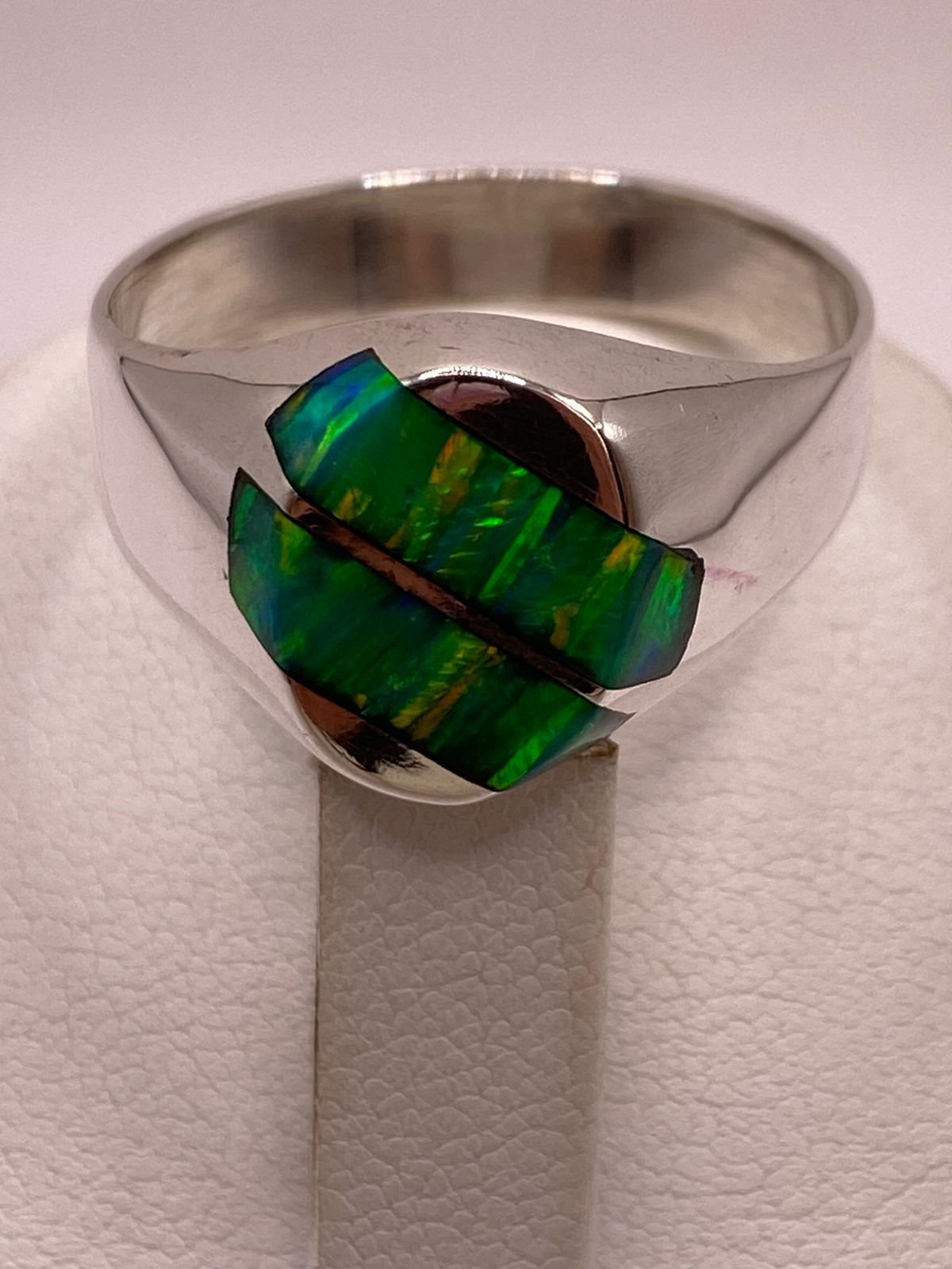 Anillo Plata Ley 950 con Ópalo de Fuego Verde Diseño Ovalado Dividido