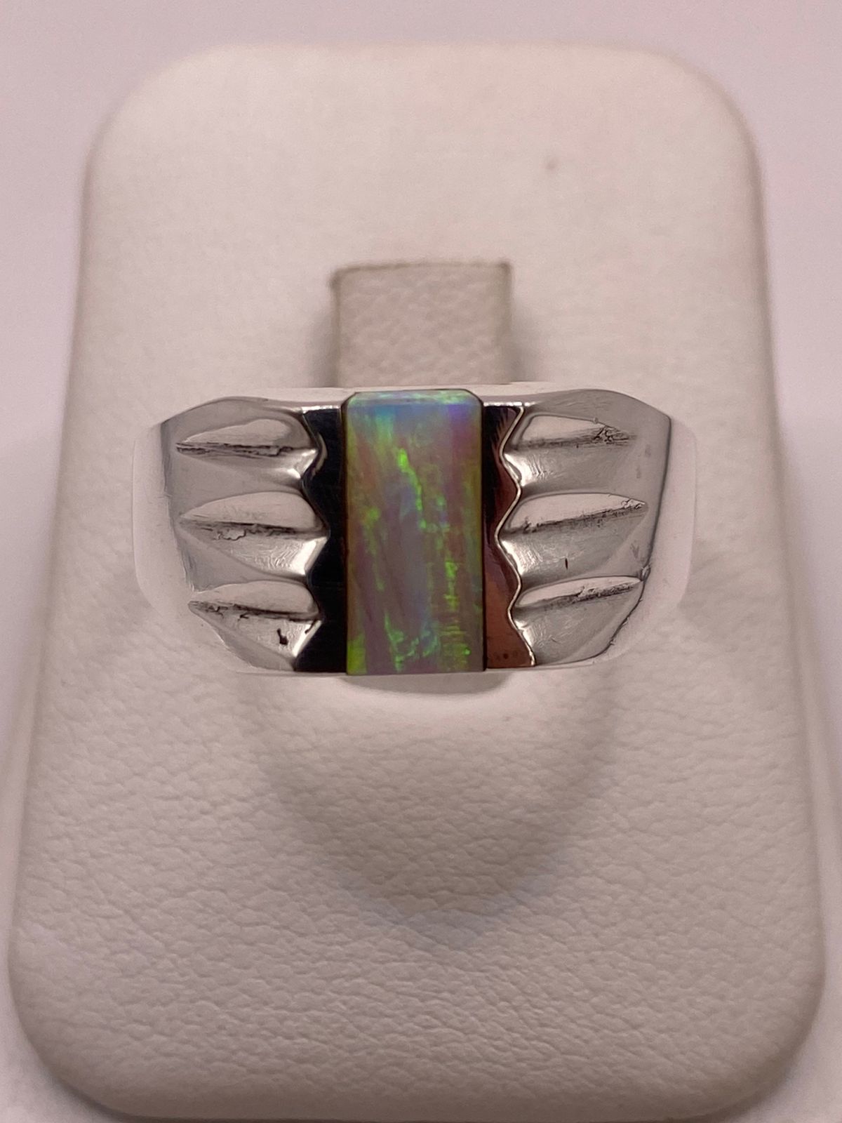 Anillo Plata Ley 950 con Ópalo de Fuego Verde Diseño Moderno con Incrustación