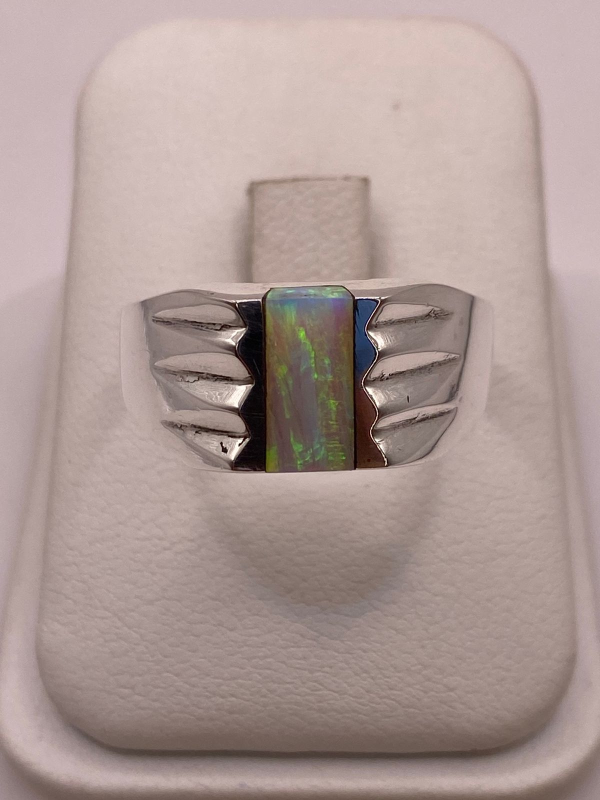 Anillo Plata Ley 950 con Ópalo de Fuego Verde Diseño Moderno con Incrustación
