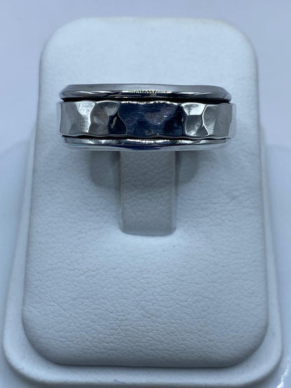 Anillo Plata .925 Banda Martillada – Diseño Minimalista Moderno — vista lateral