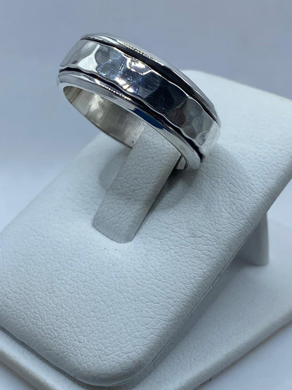Anillo Plata .925 Banda Martillada – Diseño Minimalista Moderno, vista lateral
