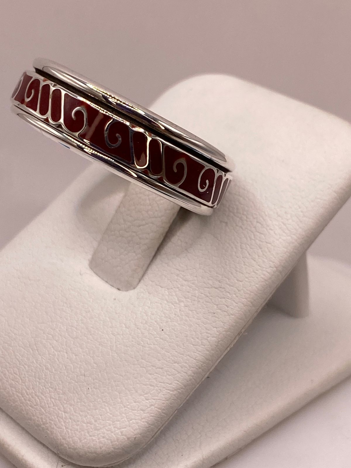 Anillo de Plata .925 con Coral Rojo – Diseño de Espirales Elegantes