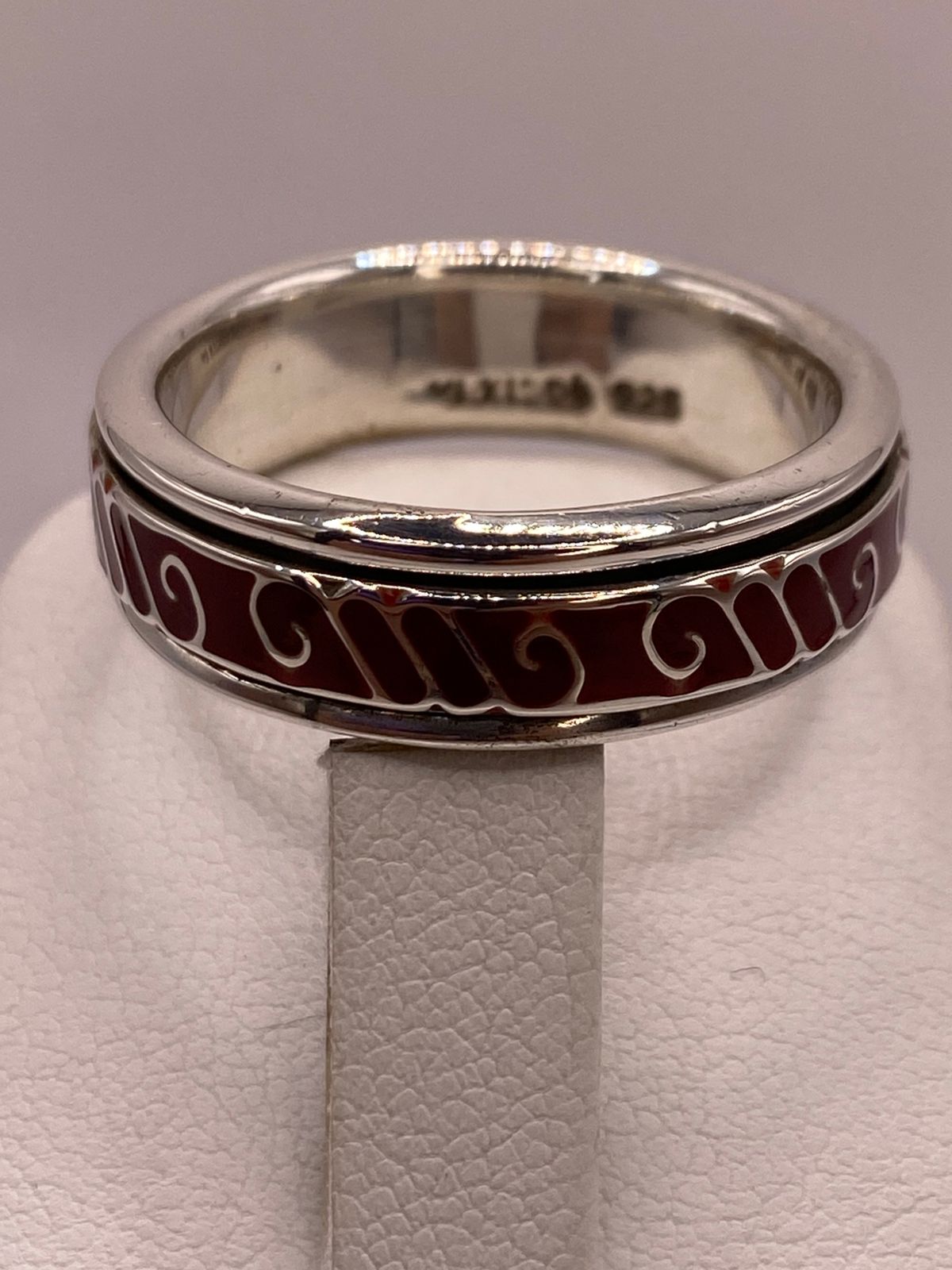 Anillo de Plata .925 con Coral Rojo – Diseño de Espirales Elegantes
