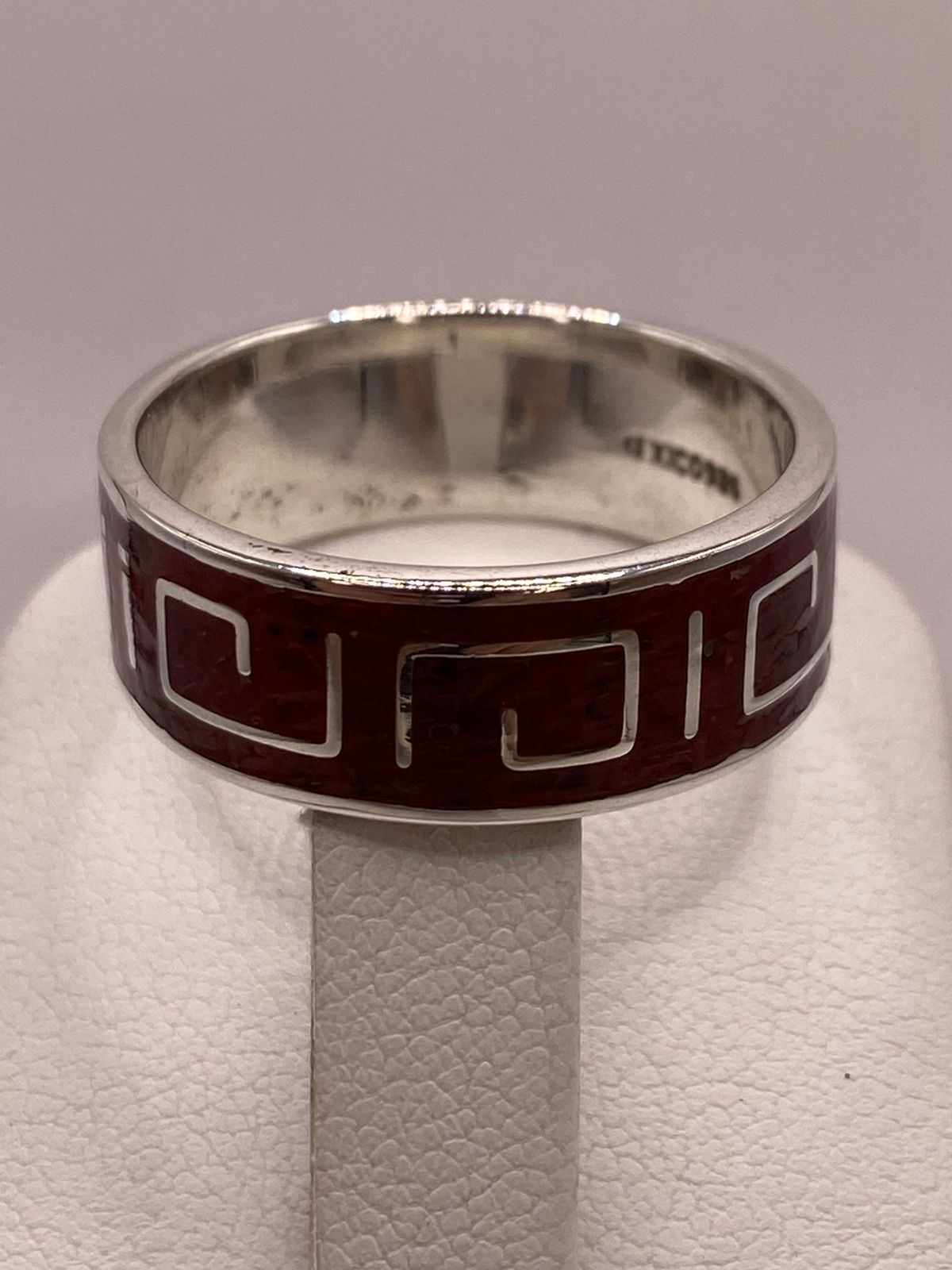 Anillo de Plata .925 con Coral Rojo – Diseño Geométrico Clásico