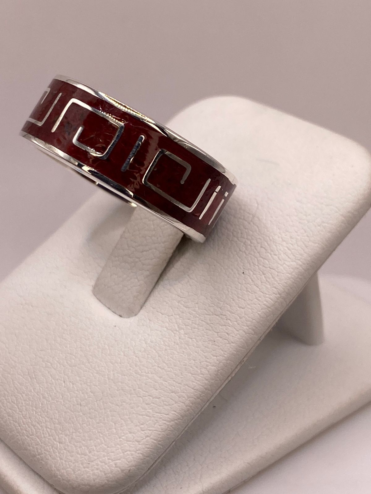Anillo de Plata .925 con Coral Rojo – Diseño Geométrico Clásico