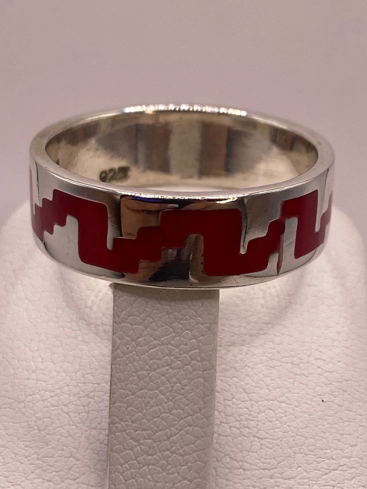 Anillo de Plata .925 con Coral Rojo – Diseño Geométrico Inspiración Prehispánica