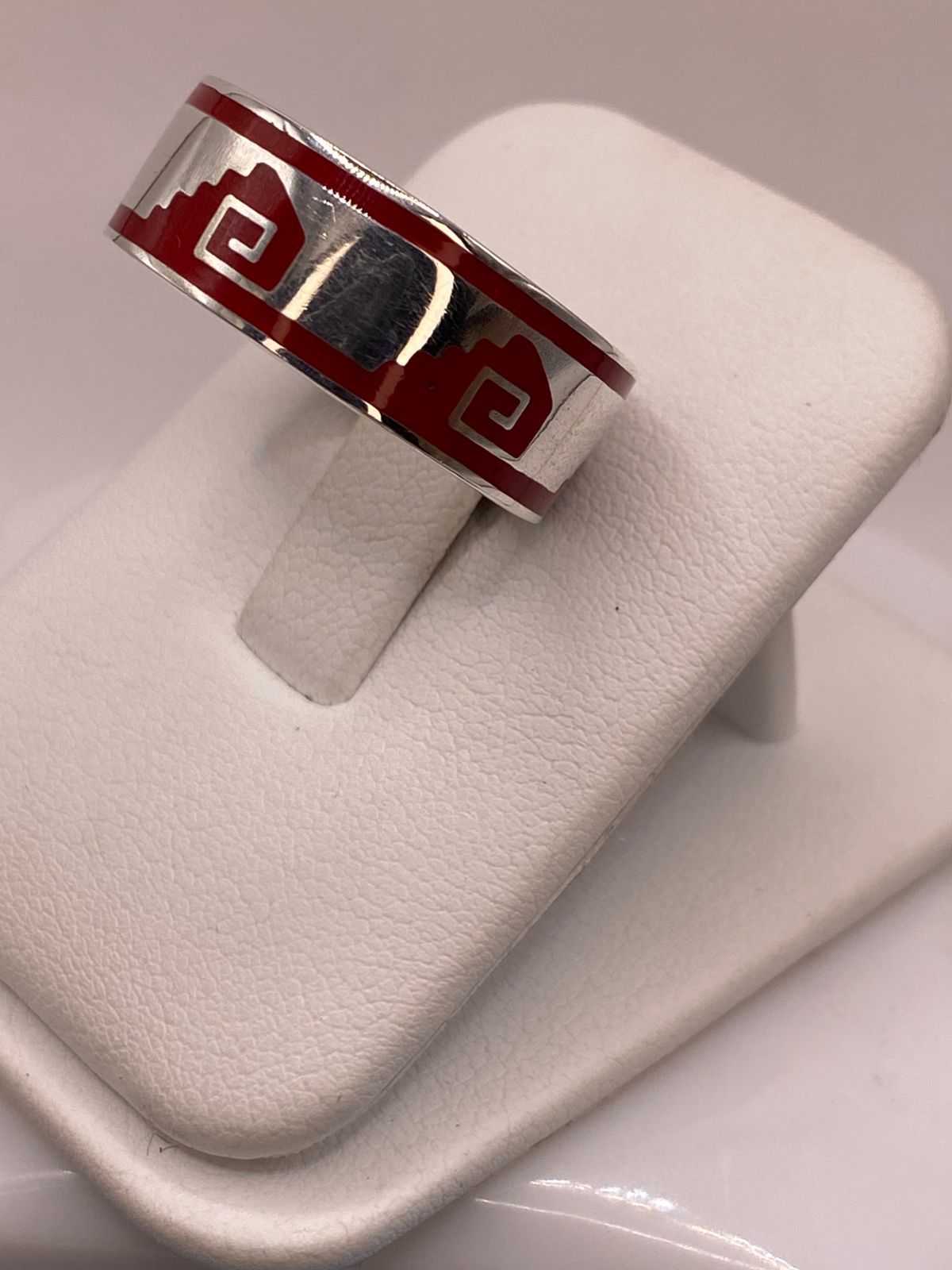 Anillo de Plata .925 con Coral Rojo – Diseño Geométrico Tradicional