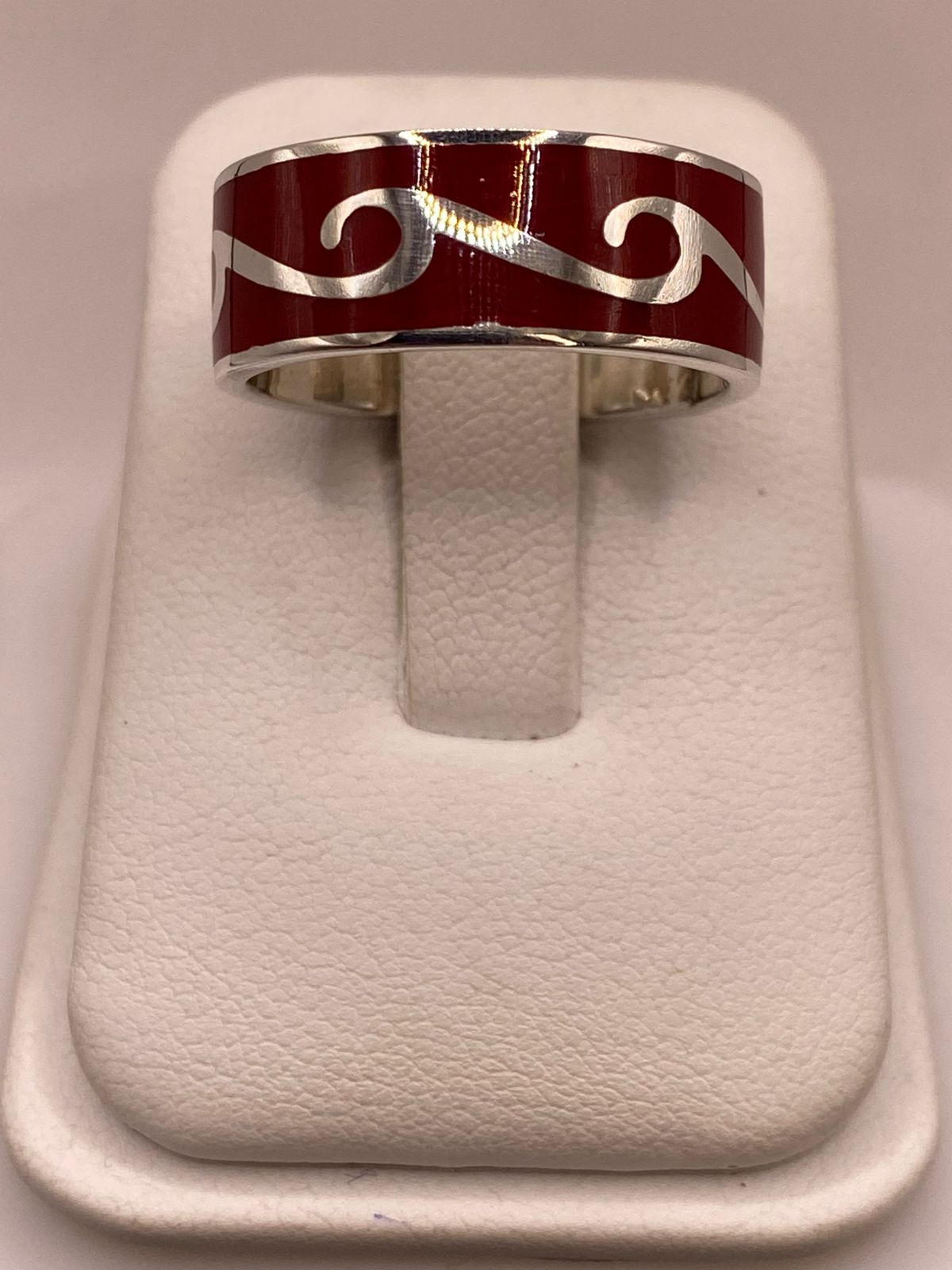 Anillo de Plata .925 con Coral Rojo – Diseño Ondas Elegantes