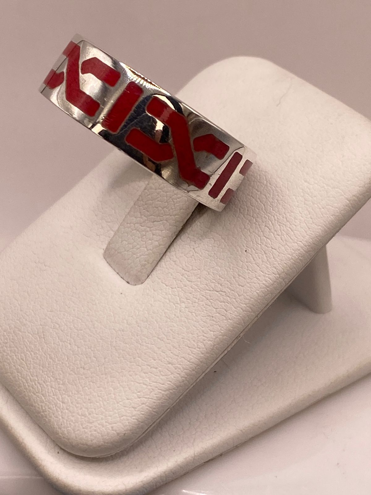 Anillo de Plata .925 con Coral Rojo – Diseño Geométrico Contemporáneo