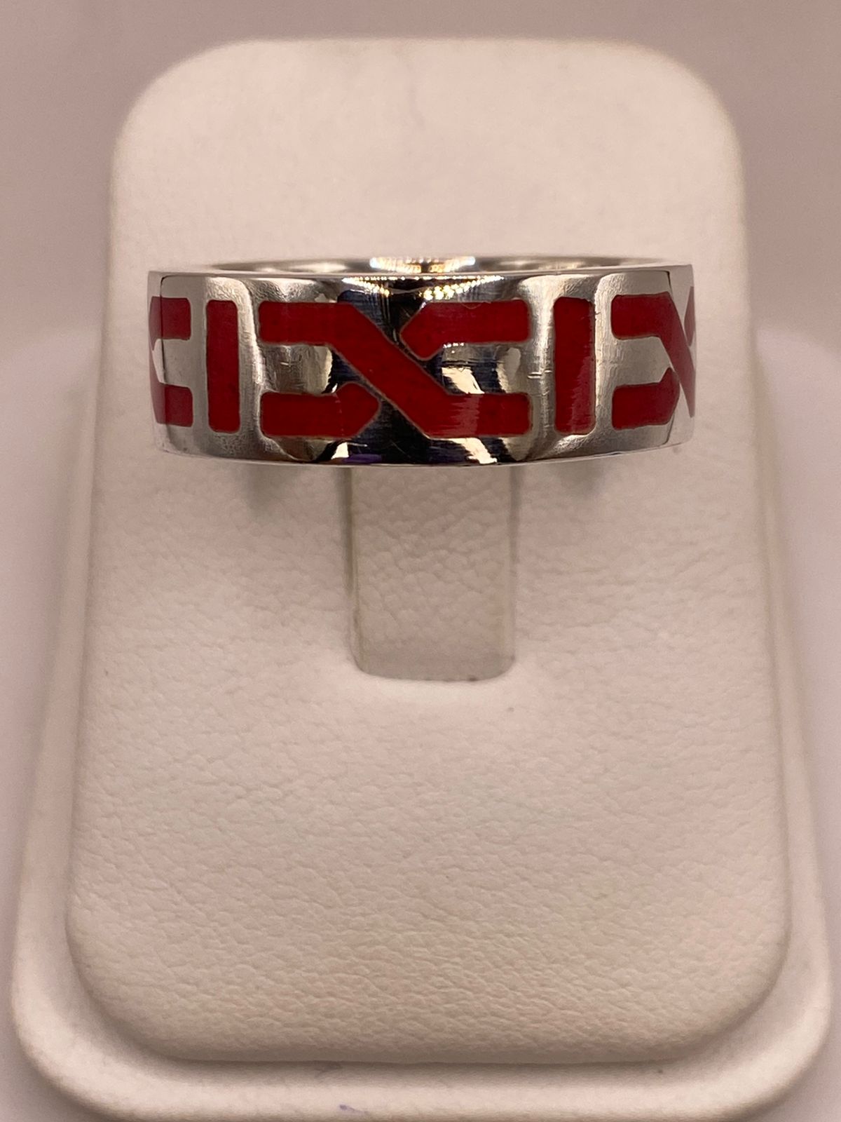 Anillo de Plata .925 con Coral Rojo – Diseño Geométrico Contemporáneo