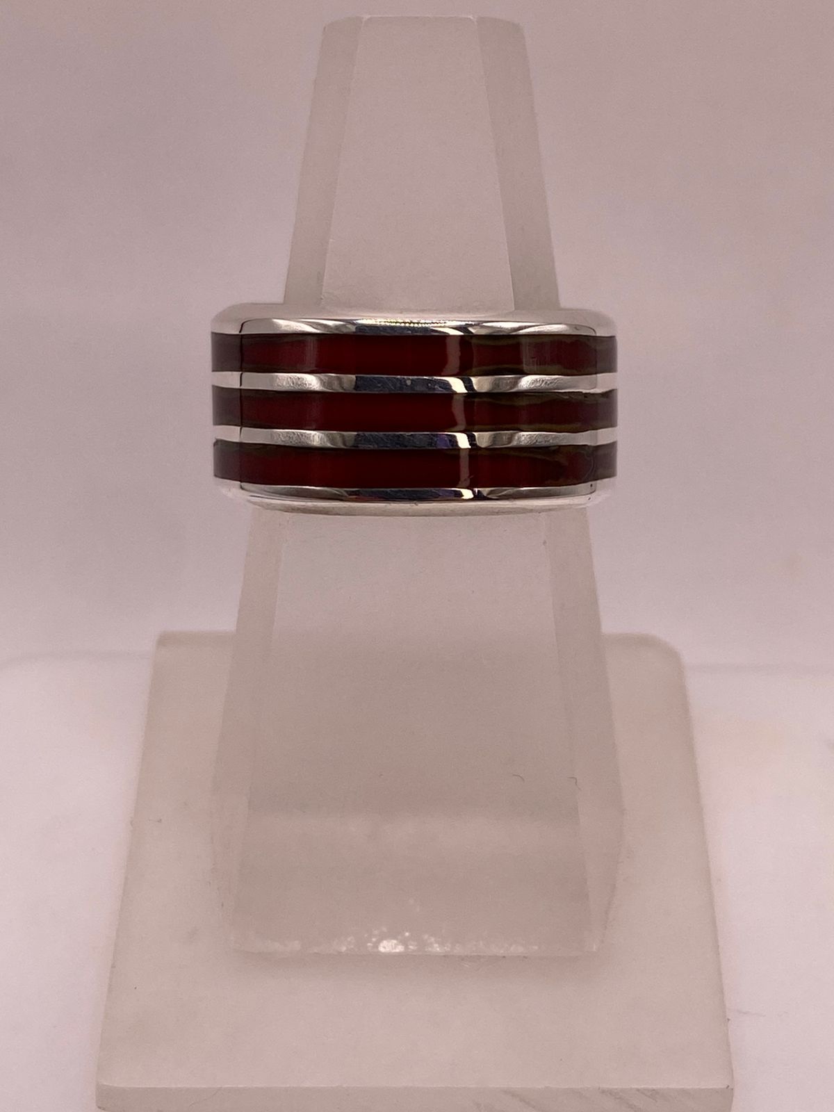 Anillo de Plata .925 con Diseño de Líneas Modernas