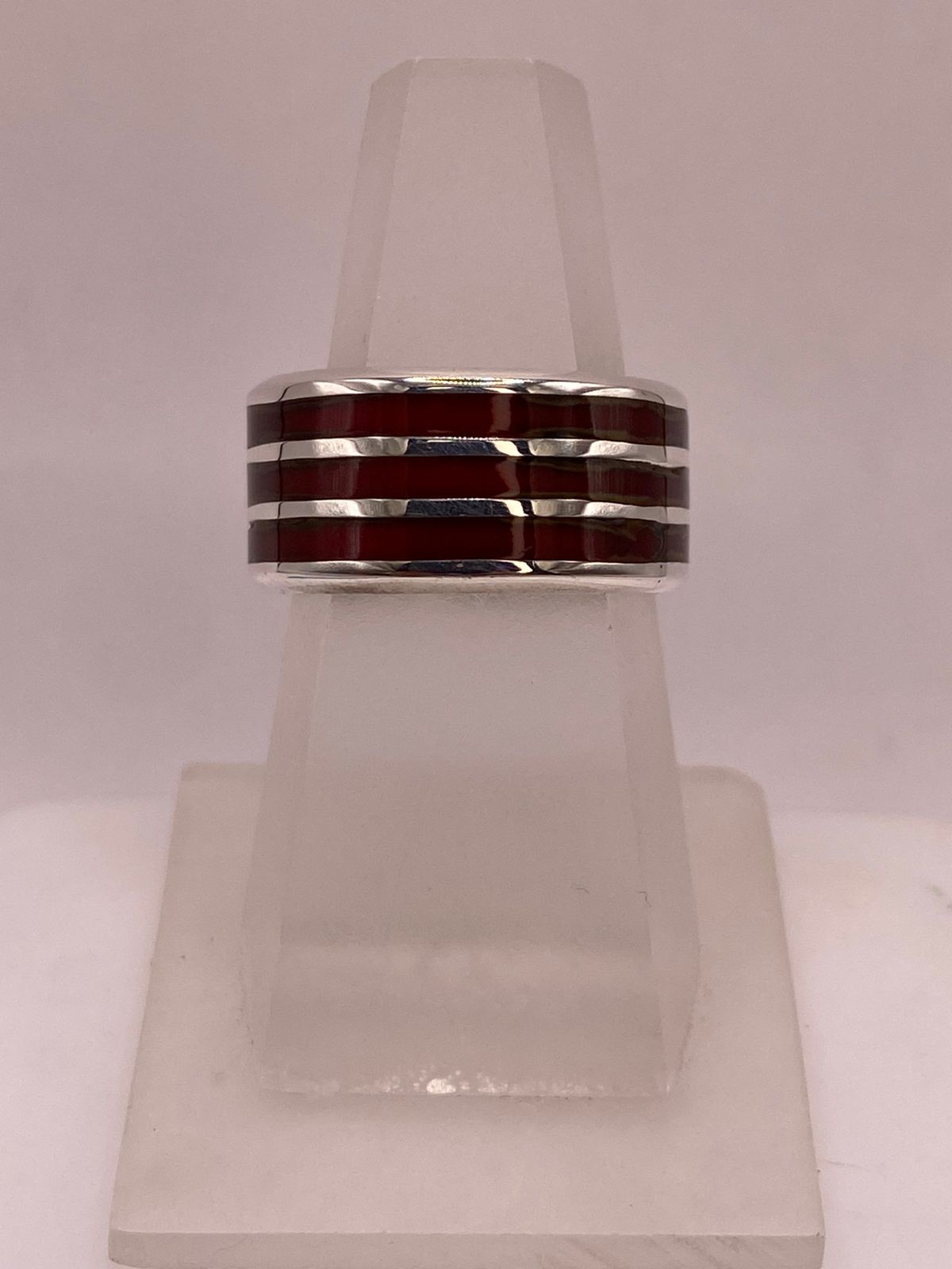 Anillo de Plata .925 con Diseño de Líneas Modernas