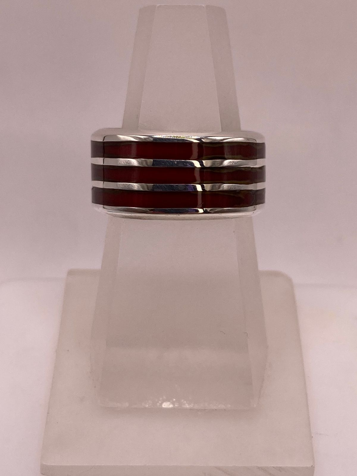 Anillo de Plata .925 con Diseño de Líneas Modernas