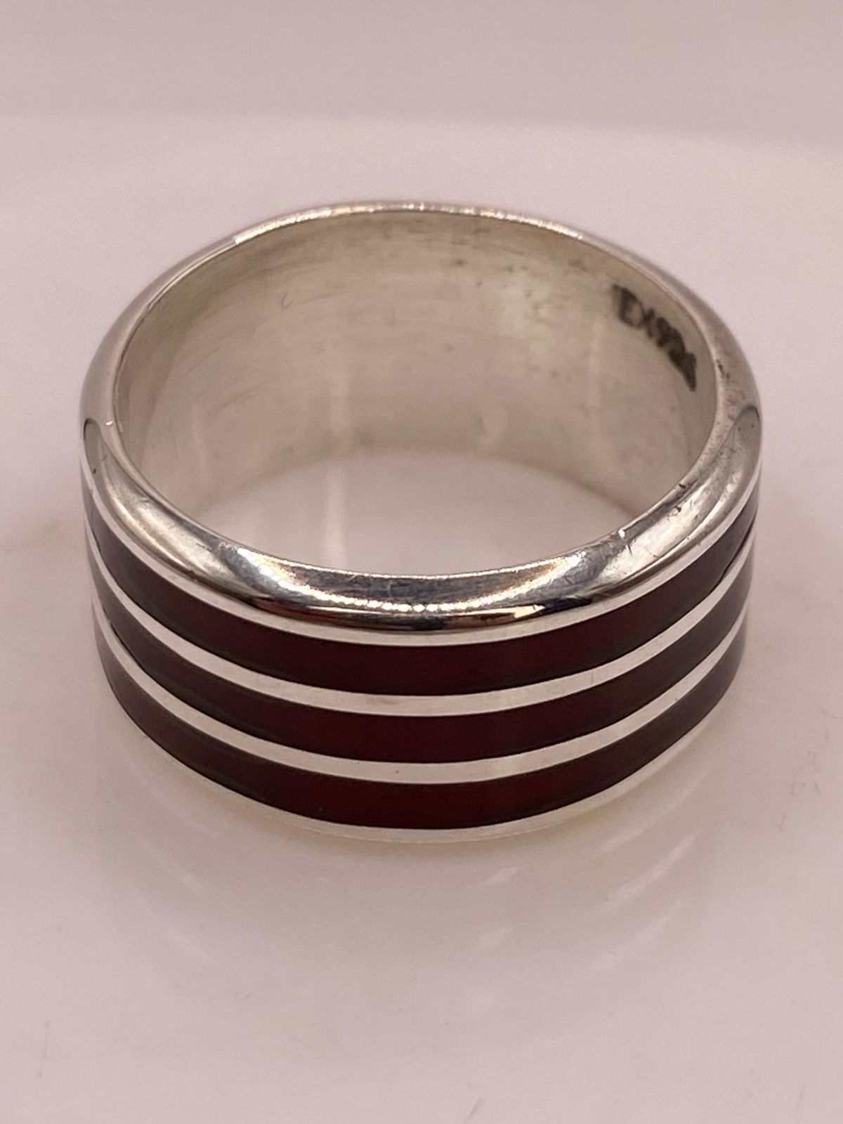 Anillo de Plata .925 con Diseño de Líneas Modernas
