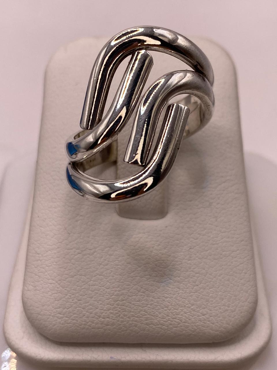 Anillo de Plata .925 con Diseño Ondulado Moderno