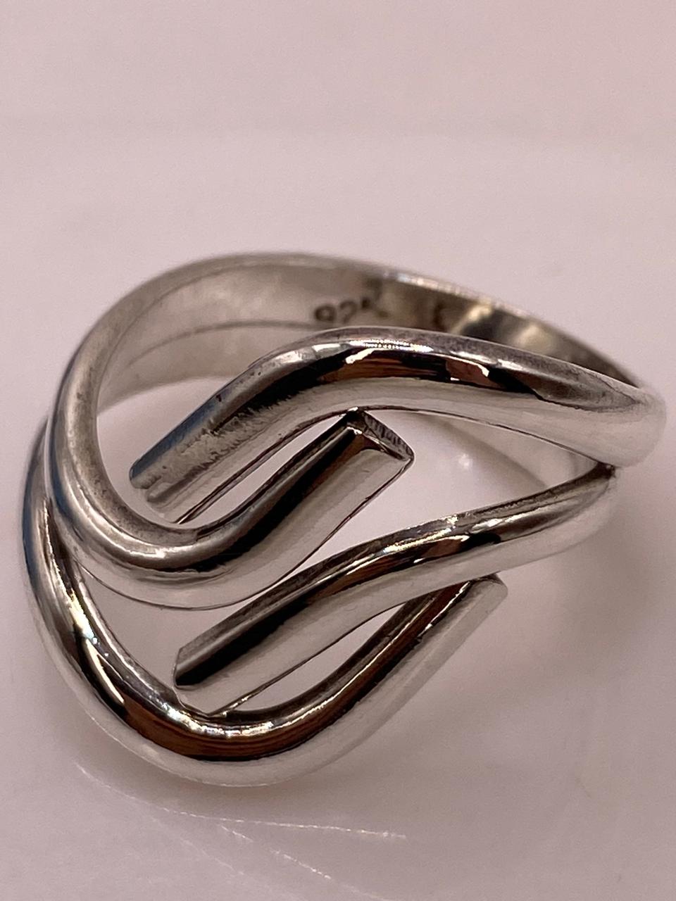 Anillo de Plata .925 con Diseño Ondulado Moderno